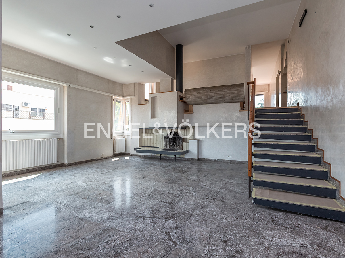 Penthouse with panoramic terraces and four-sided exposure
