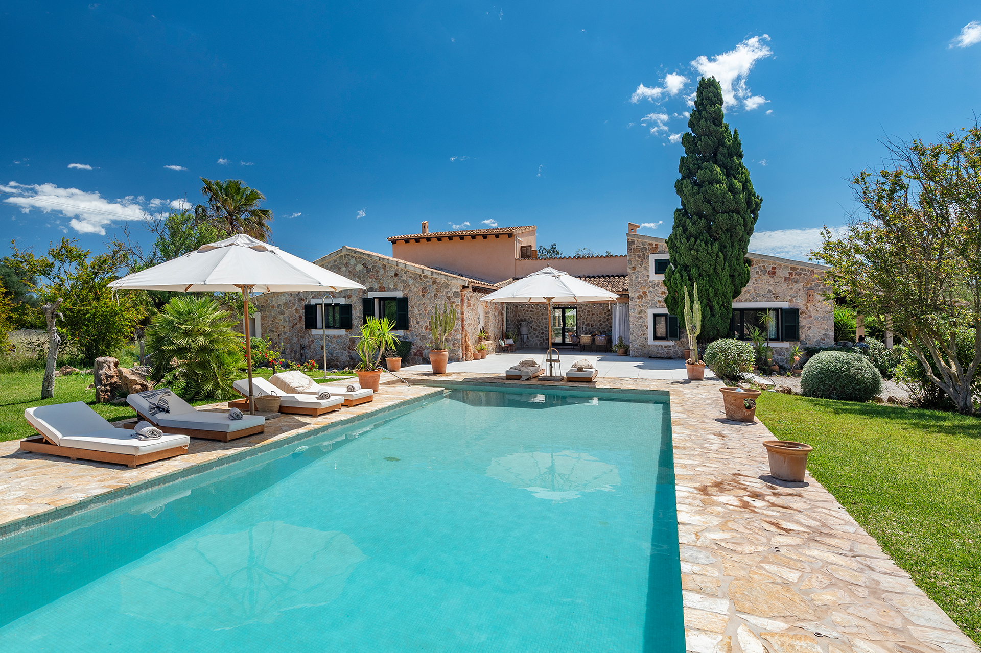 Exceptional country estate with panoramic views and guest apartments in Pollensa