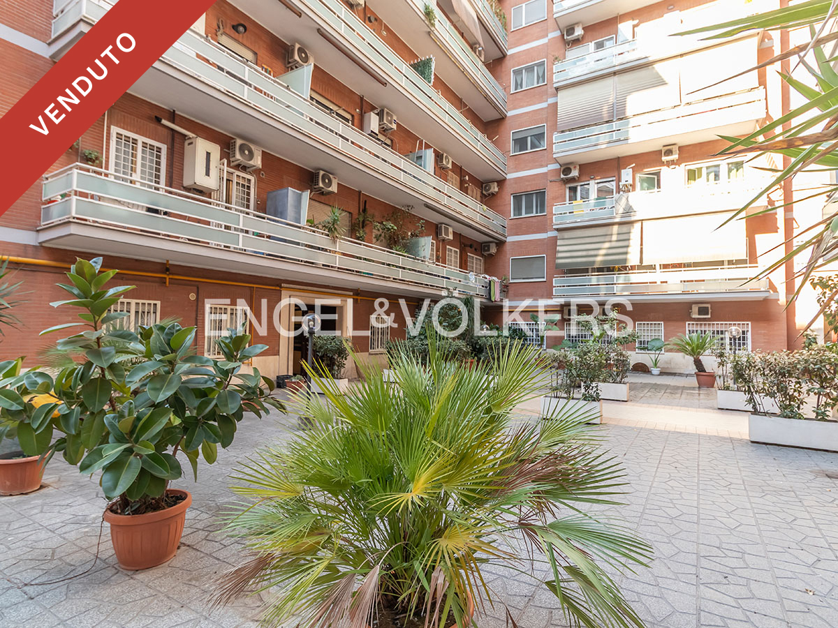 Spacious apartment with balcony in the Magliana area