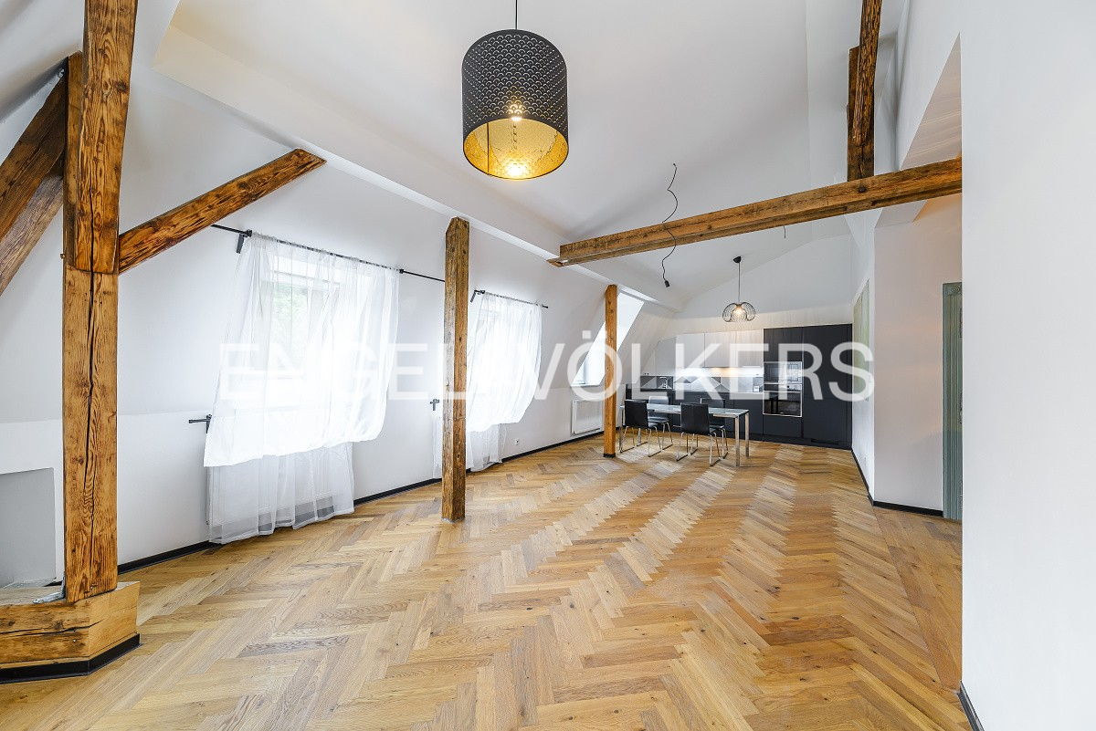 Picturesque apartment 2+kt with original historical elements, balcony and parking in Košíře
