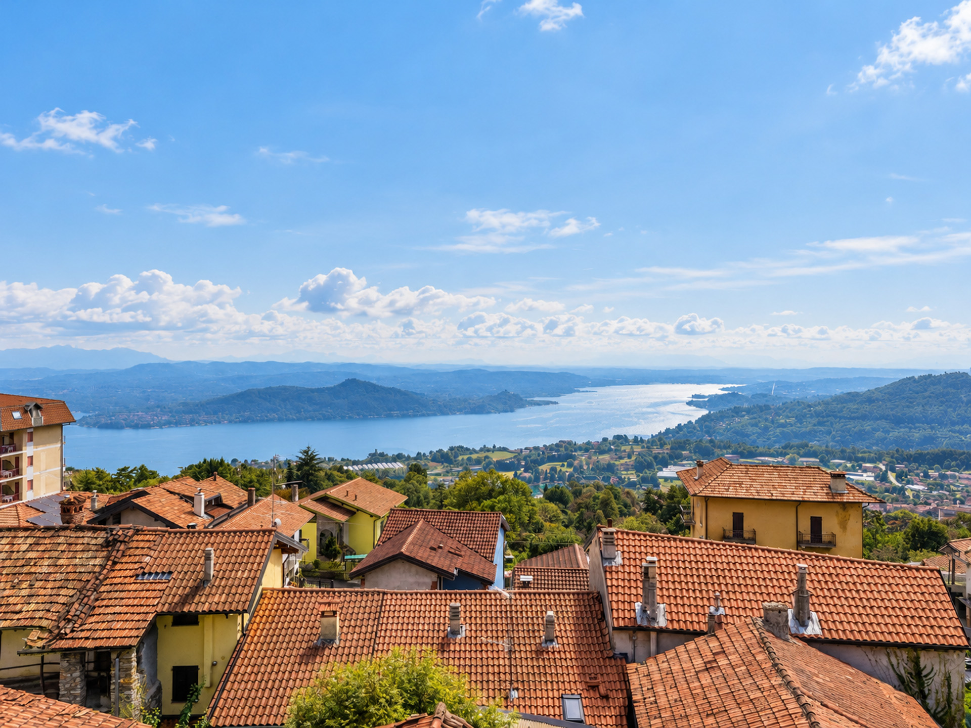 Trilocale vista lago ristrutturato