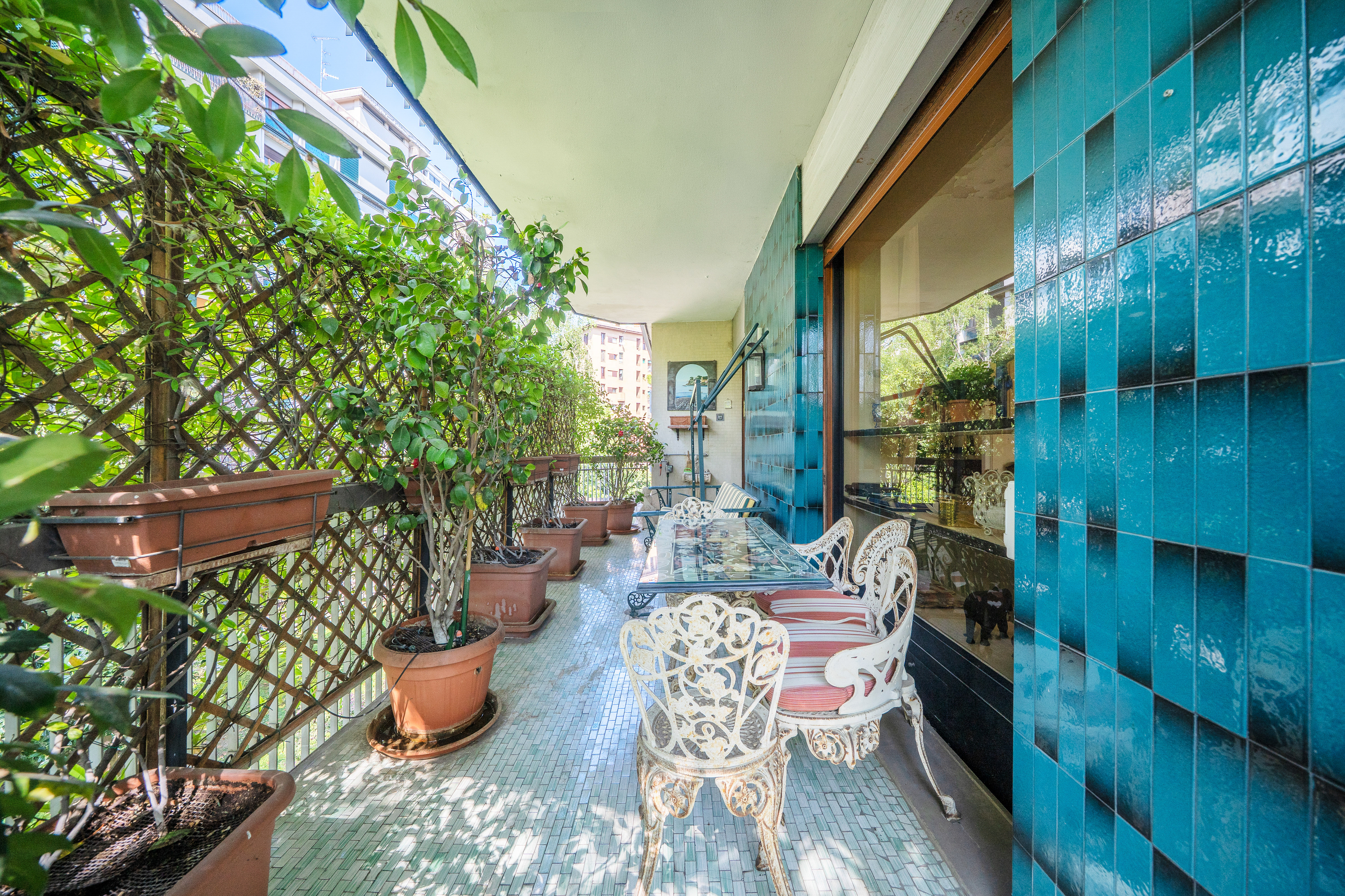 Spacious bare ownership apartment surrounded by greenery