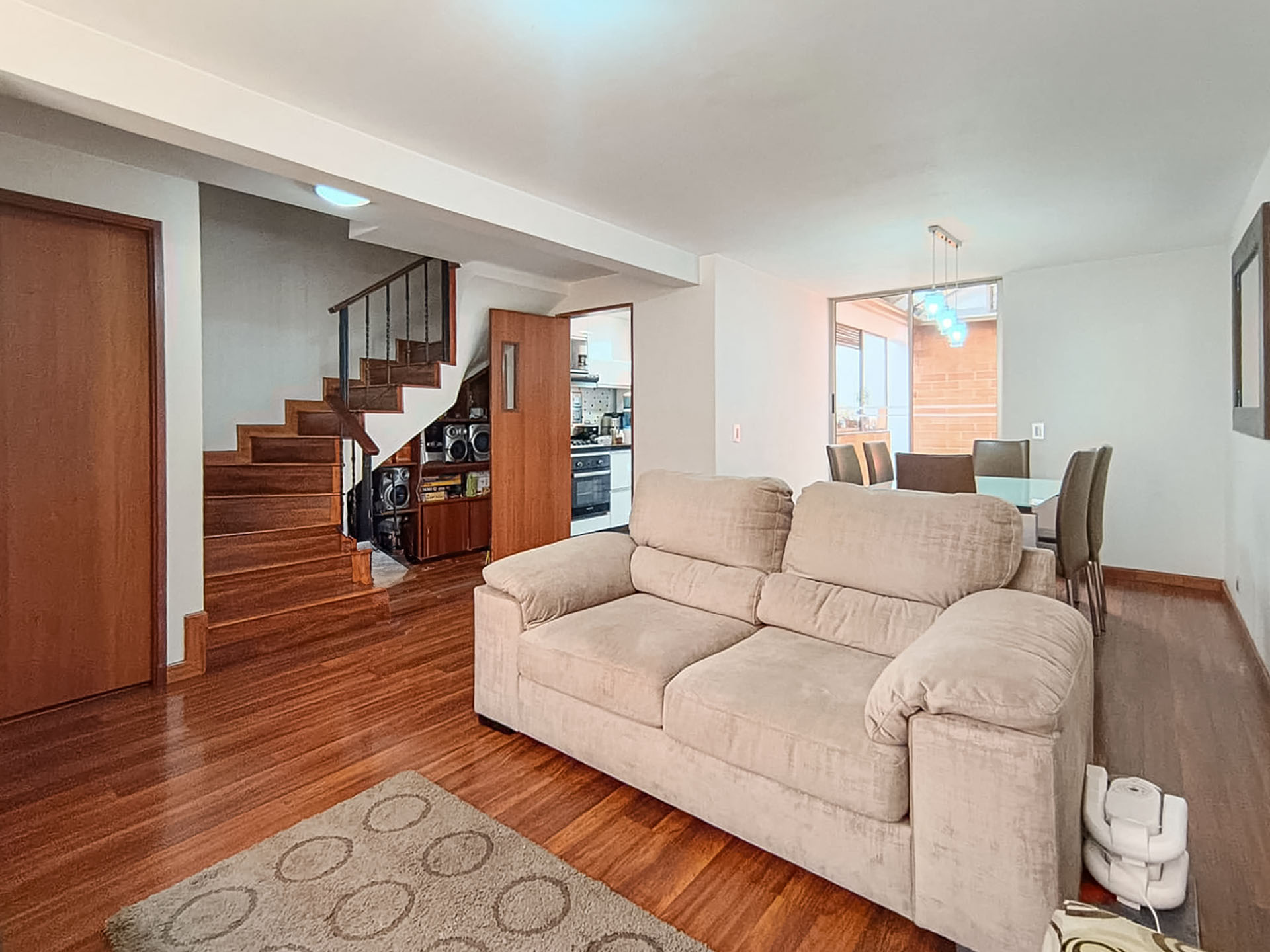 Amplia casa con patio para venta en Mazurén