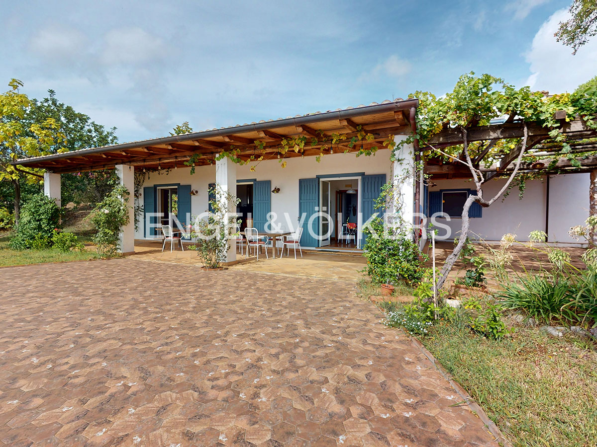 Charming farmhouse with pool and spectacular views over the Gulf of Gaeta