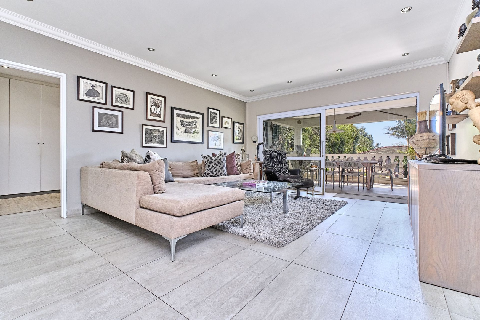 Effortless Living in the Heart of Oaklands: Modern 2 Bed Townhouse