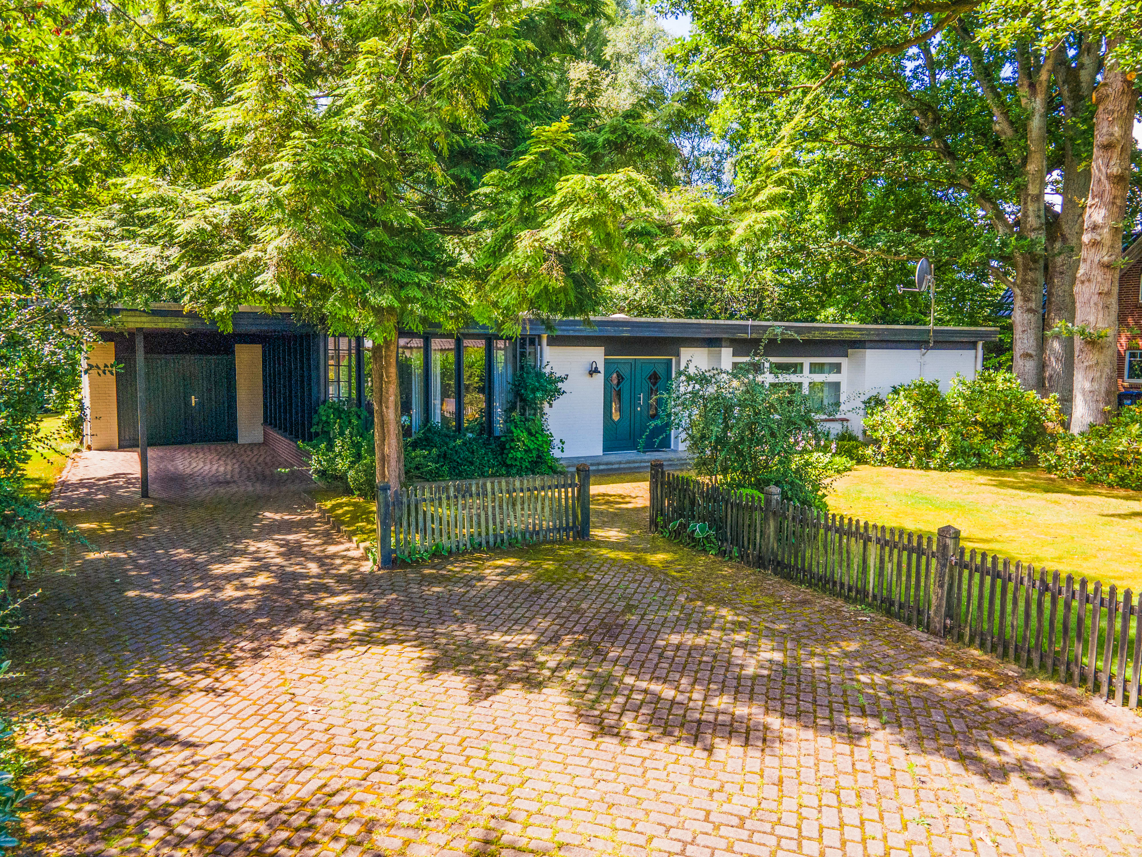 Großzügiger Bungalow mit parkähnlichem Grundstück in ruhiger Lage