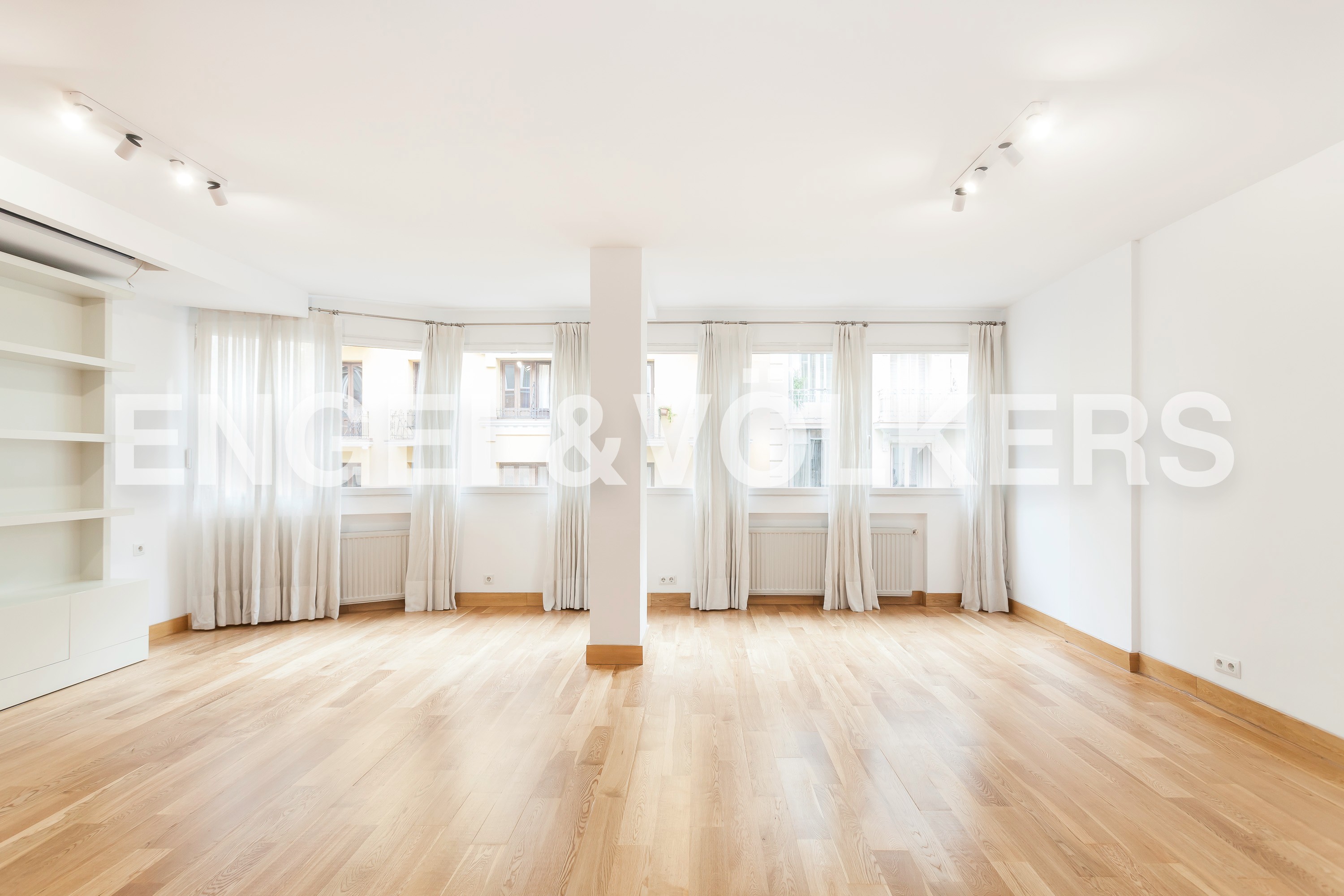 Renewed exterior flat with parking in Salamanca for rent