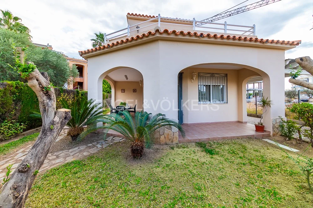 Detached villa a few meters from the beach