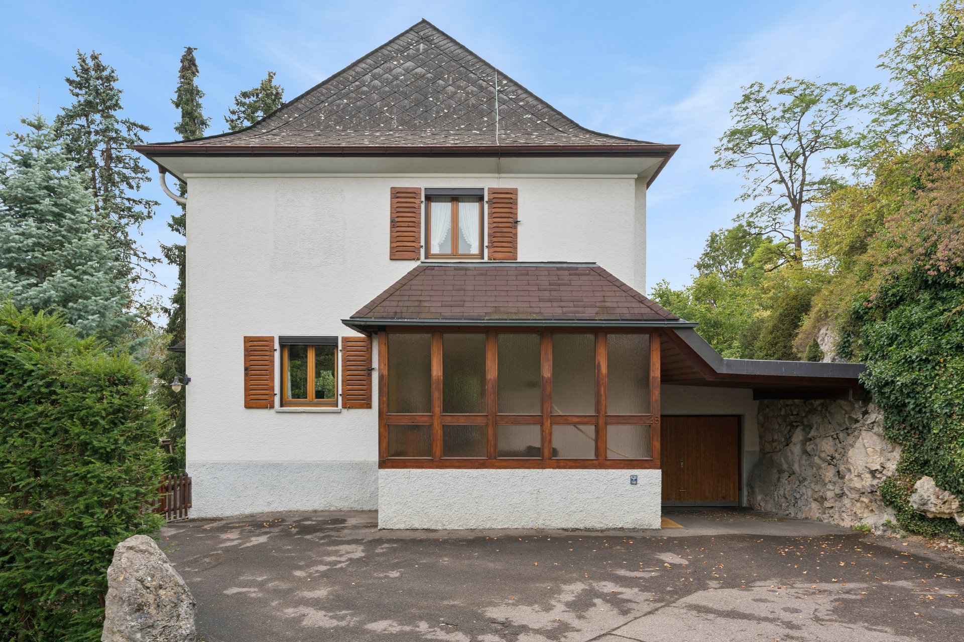 Wohnen mit Charakter: Gepflegtes Einfamilienhaus auf weitläufigem Grundstück mit Garage
