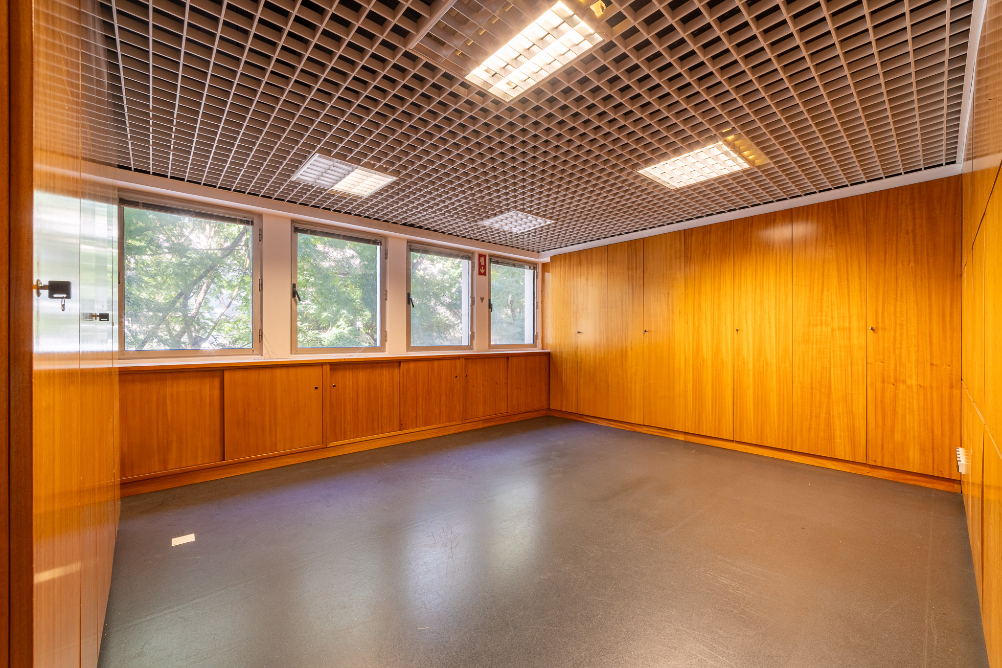 Prestigious office with plans for conversion into a luxury 4-bedroom apartment | Avenidas Novas