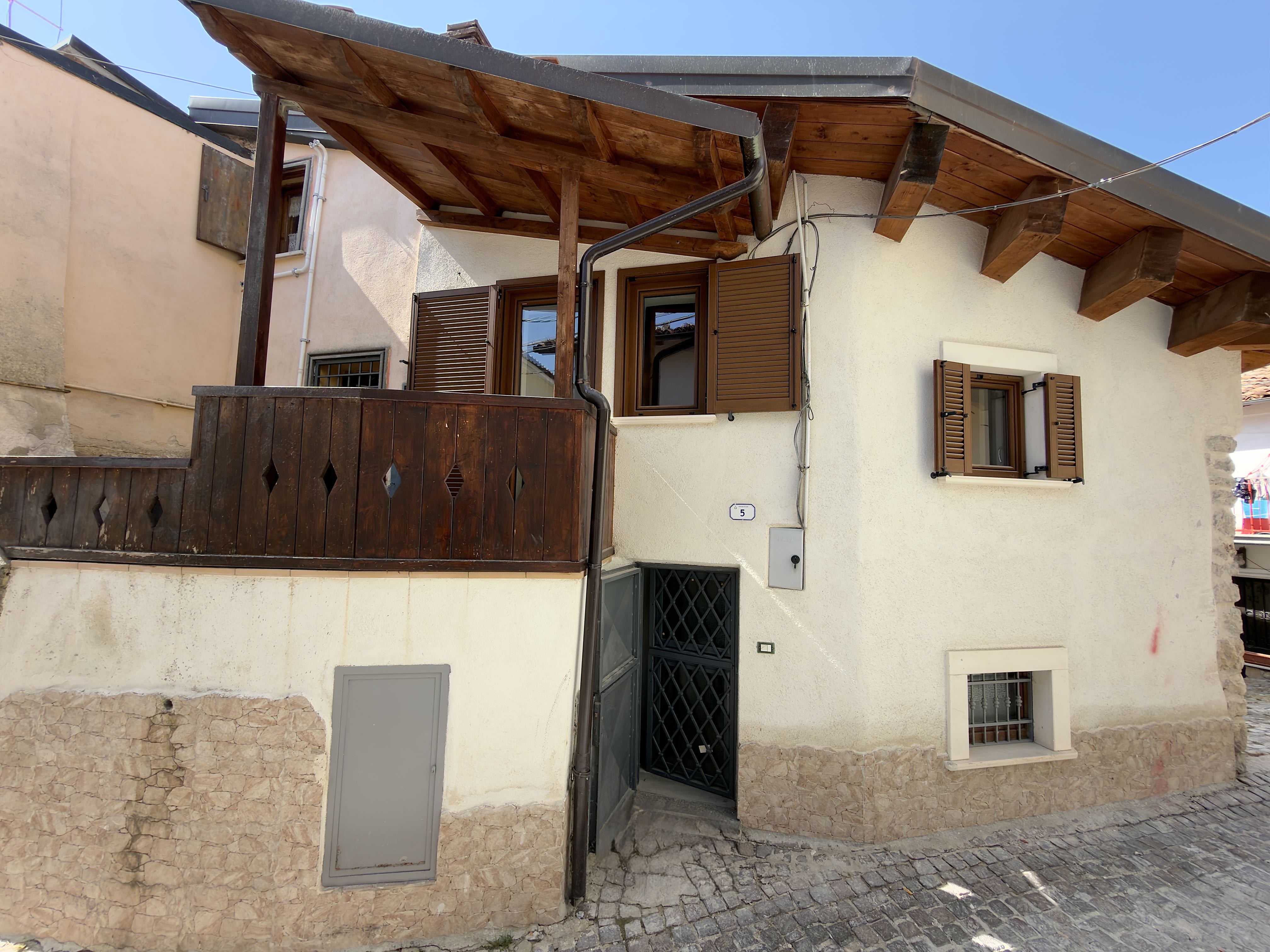 Experience Casamaina’s cool air: historic house with fireplace near Campo Felice