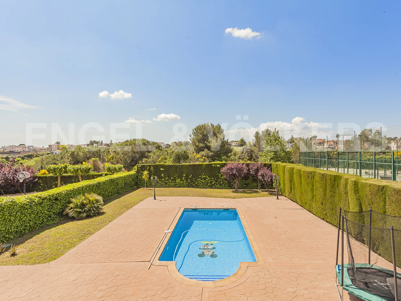Excel·lent casa amb jardí i piscina