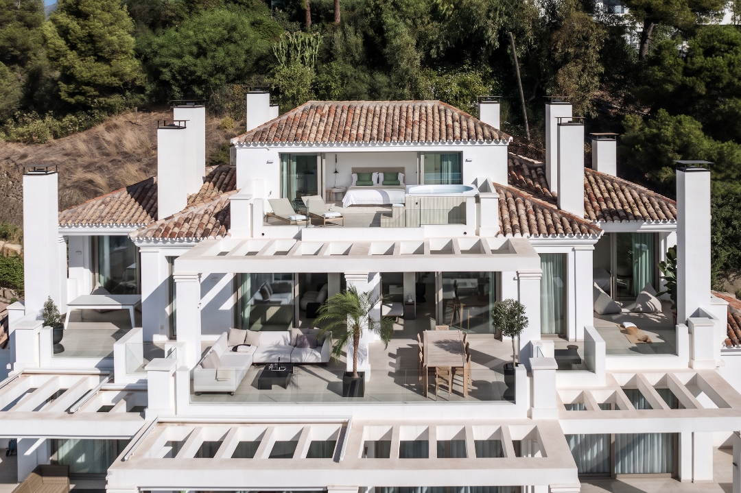 Eck-Duplex-Penthouse in Nueva Andalucía mit Panorama-Meerblick