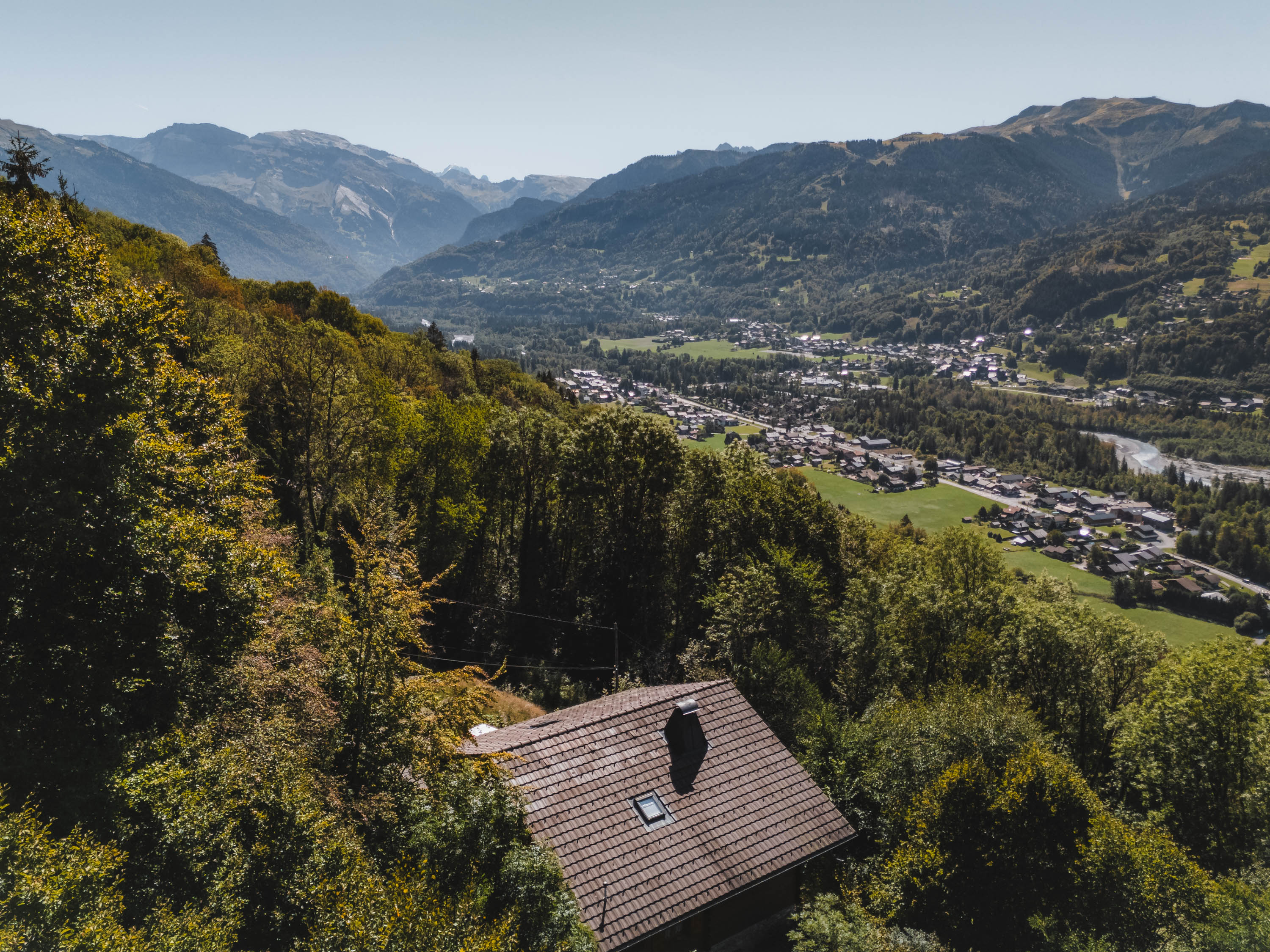 Beautiful property with a waterfall located on the heights of Verchaix.