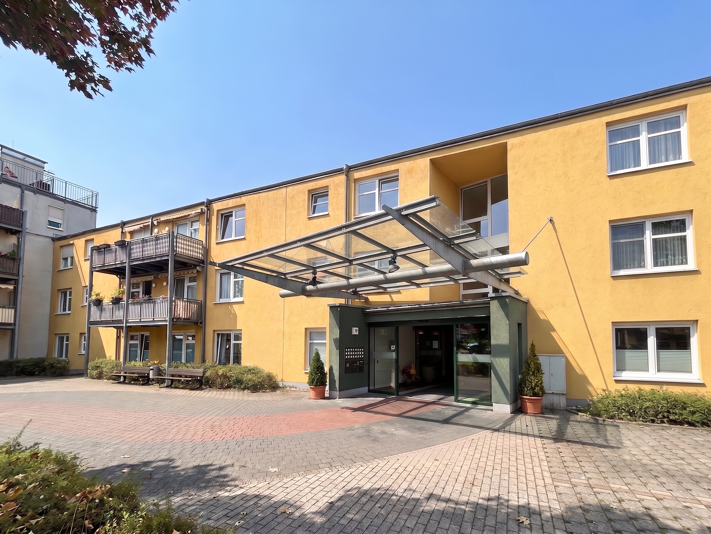 Attraktive Kapitalanlage im Artis Service Wohnen – Renovierte Terrassenwohnung in Erfurt-Daberstedt [KI-modifiziert]