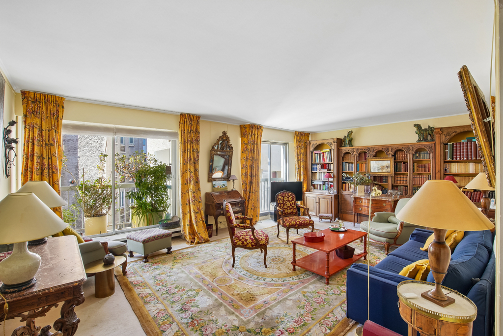 Trocadéro - Family 4-bedroom apartment on a high floor with balconies