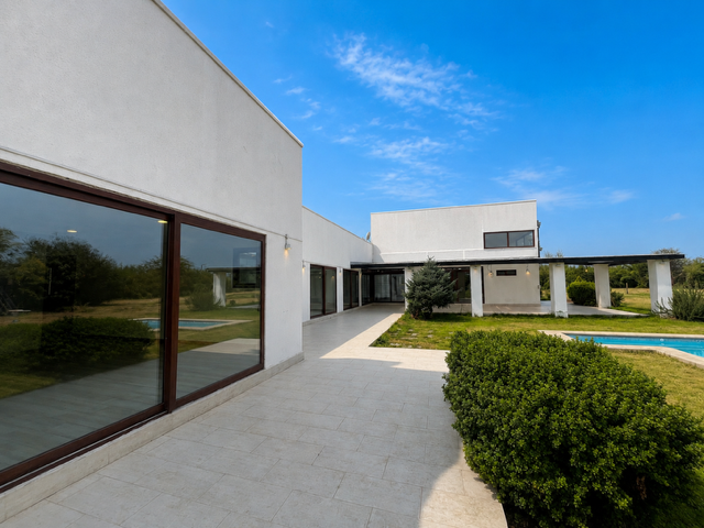 Moderna y amplia casa en Condominio de Calera de Tango