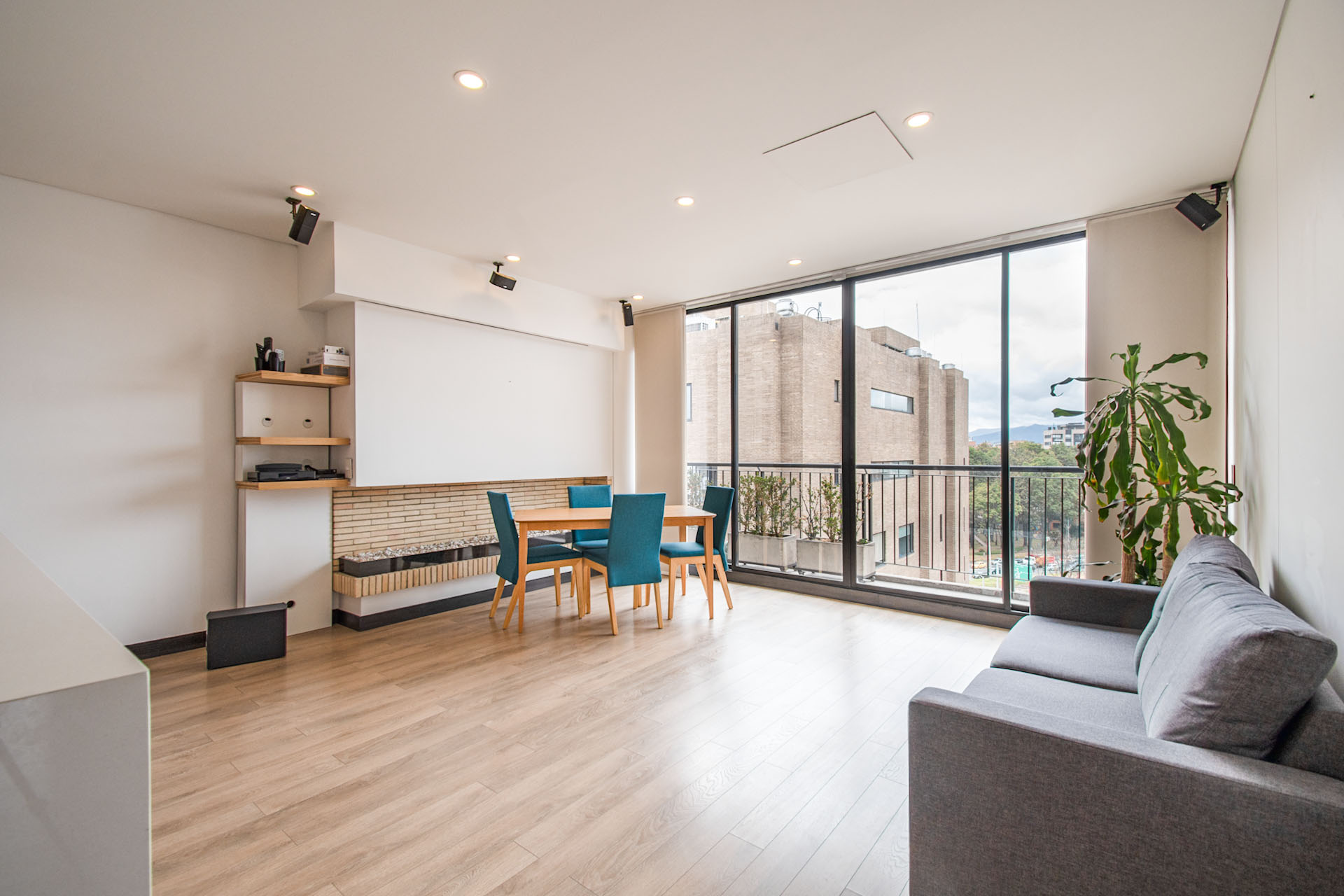 Moderno apartamento con balcón para venta en Chicó