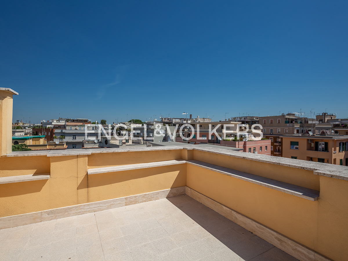 Panoramic penthouse with terrace in Monteverde Vecchio