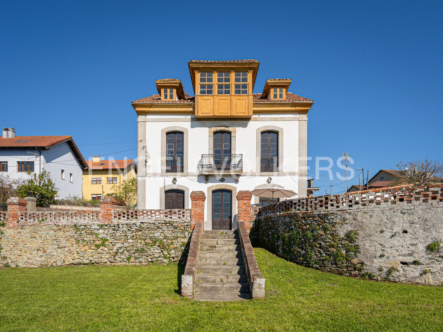 Indianos' house in Muros de Nalón with spectacular views and large garden.