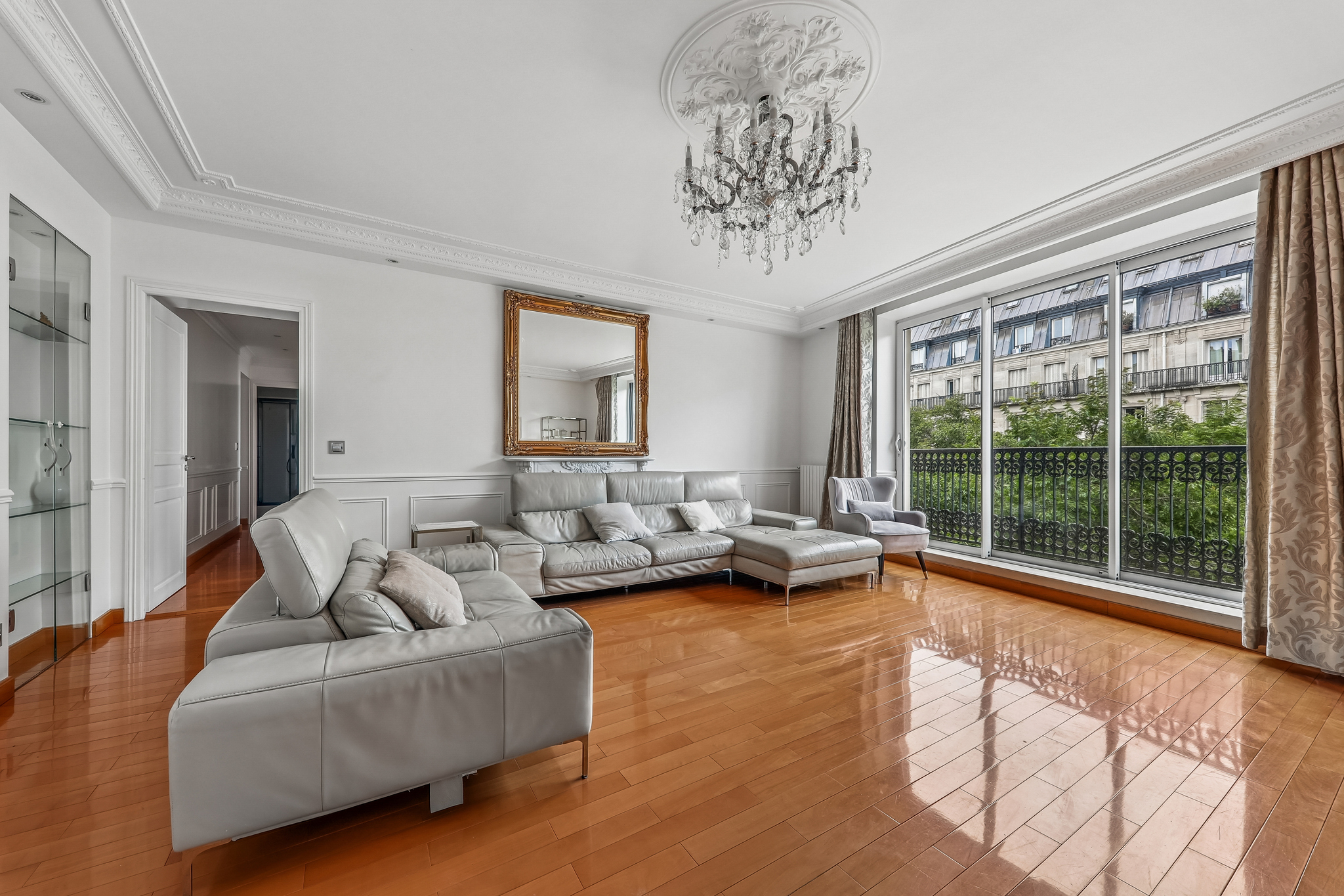 Upscale family apartment near Place de la République
