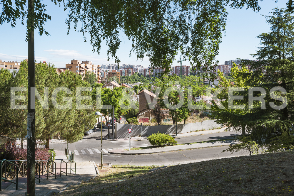 Descubra una residencia excepcional en Tetuán, Madrid: 700 m², terraza, patio, ático y vistas abiertas, con rehabilitación reciente y extraordinario potencial arquitectónico.