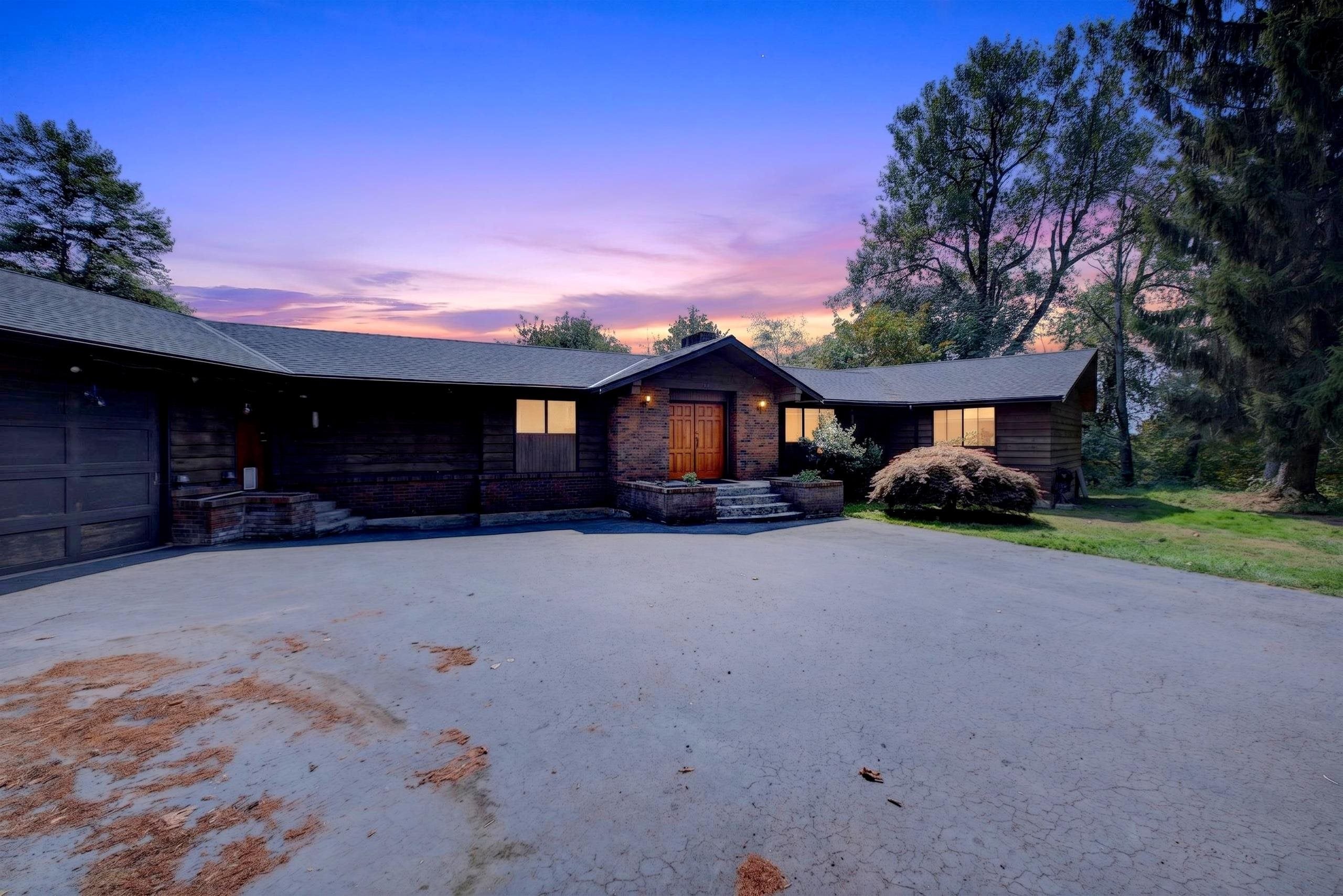 Peaceful 4 Bedroom, 2 Bathroom House with Acreage!