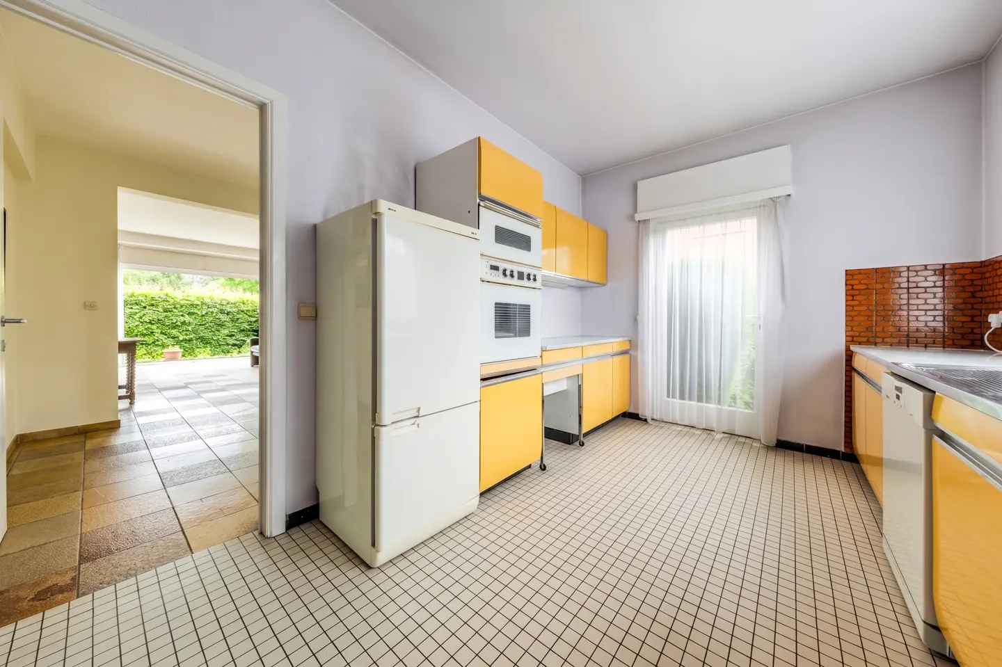 Adjoining 11 m² kitchen with direct outdoor access.