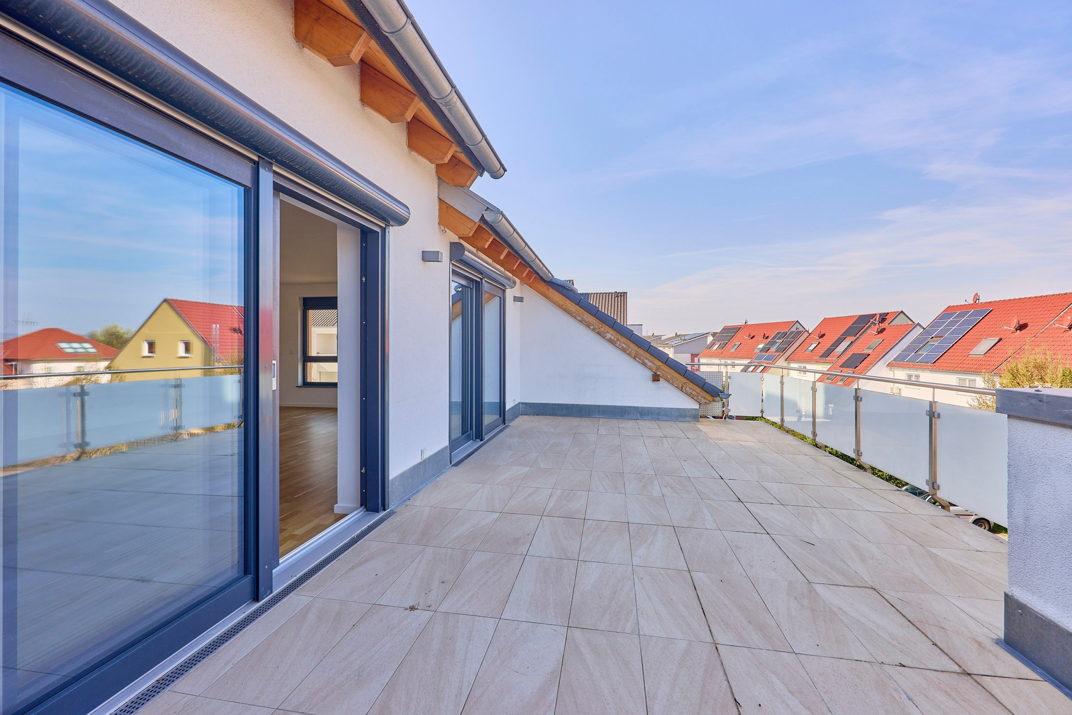 Neuwertige Maisonette-Wohnung mit Dachterrasse, Aufzug & Tiefgaragestellplatz!