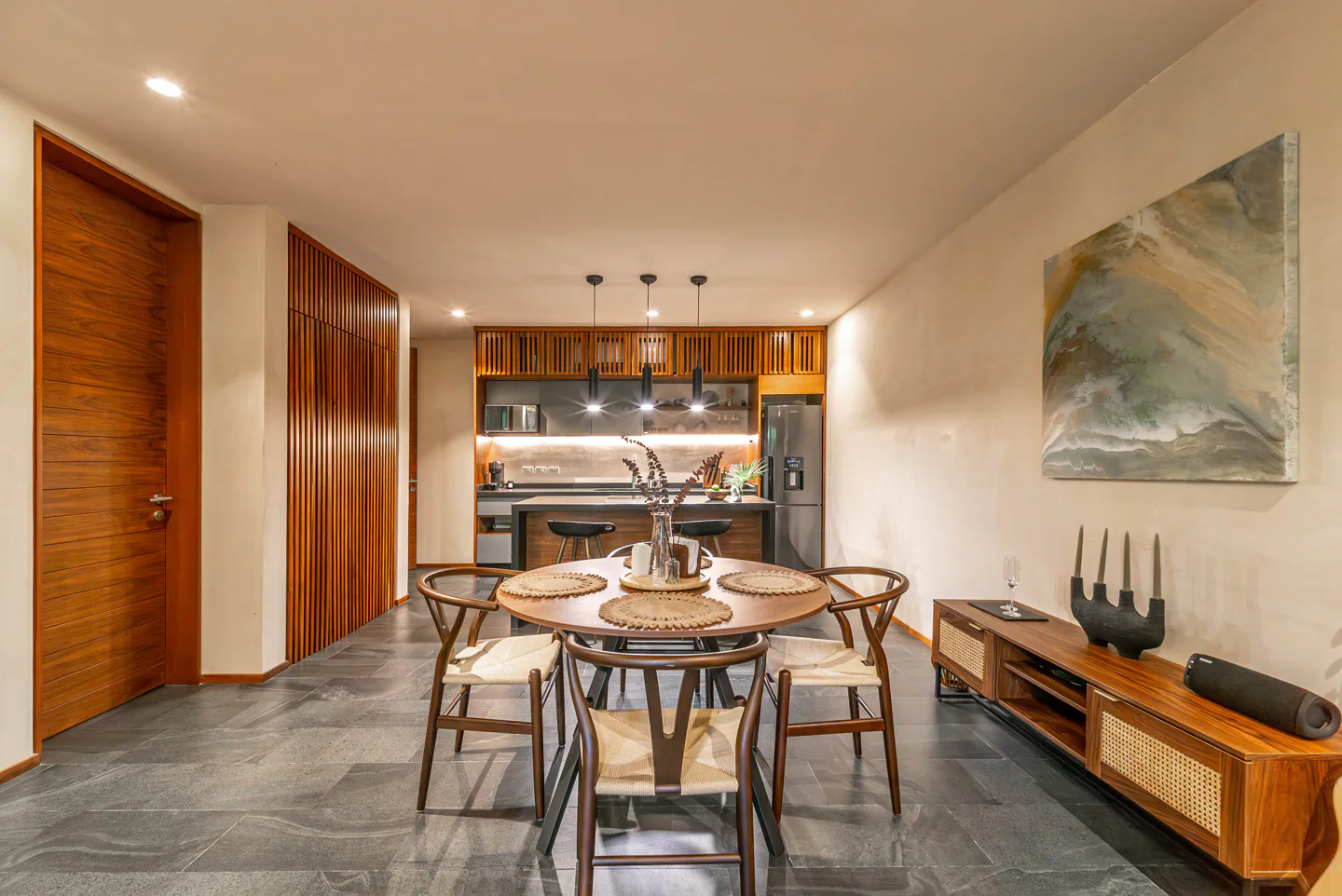 Exquisite 2 Bdr 2 Bathroom Located in the Exclusive Miraluna 5