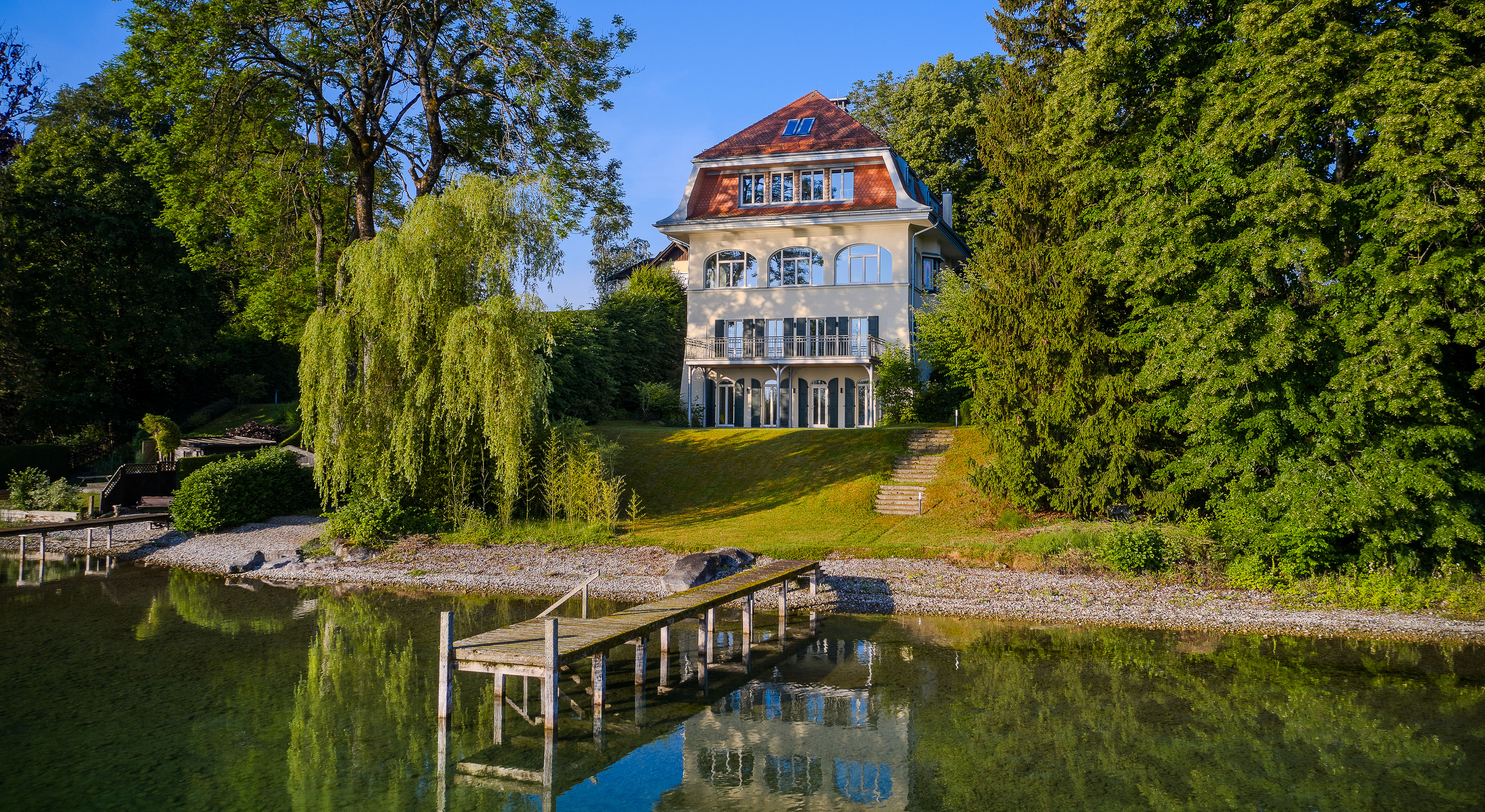 Sanierte historische Villa mit direktem Seezugang und Steg