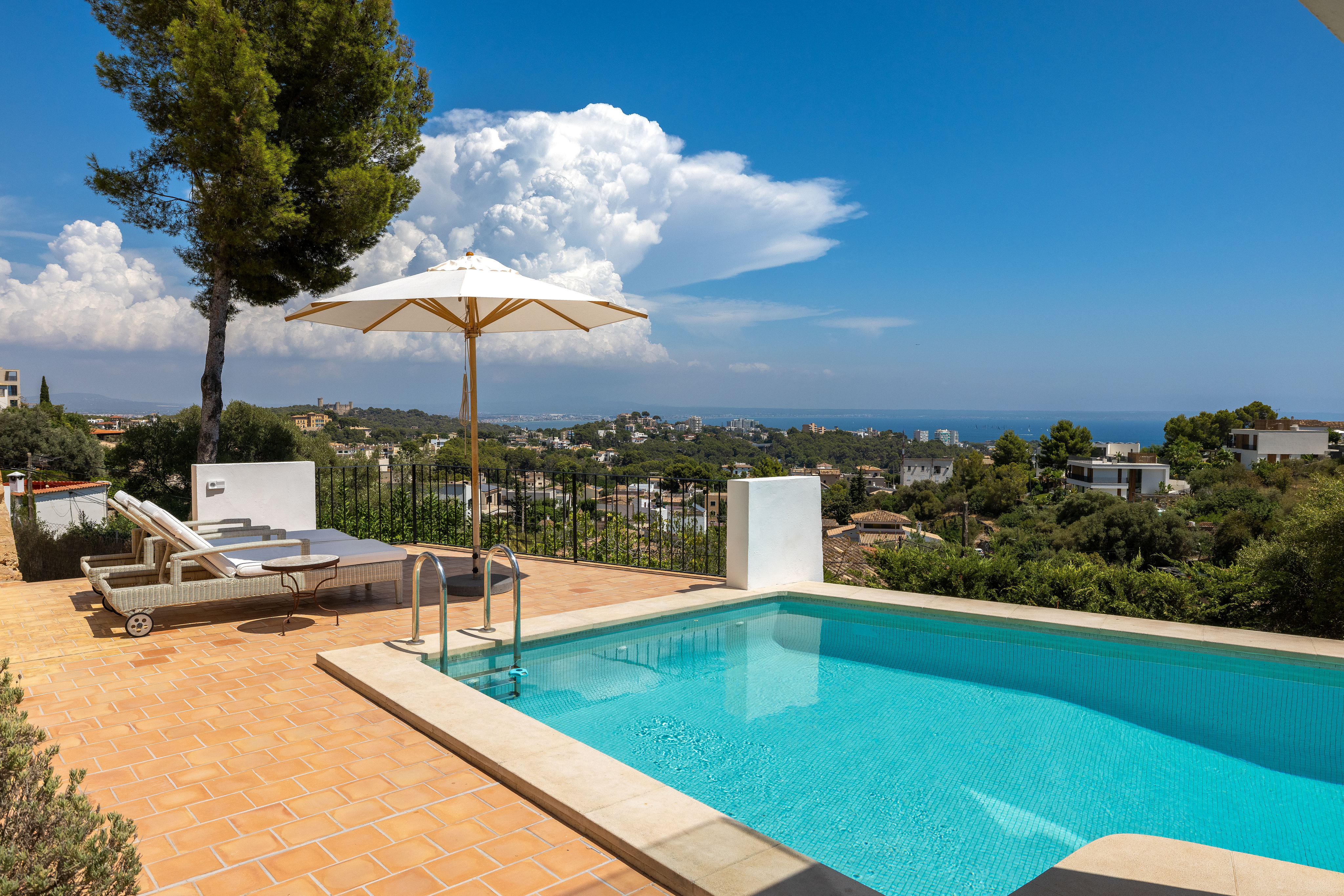 Kurzzeitvermietung: Mediterrane Villa mit Panoramablick über Palma und das Meer