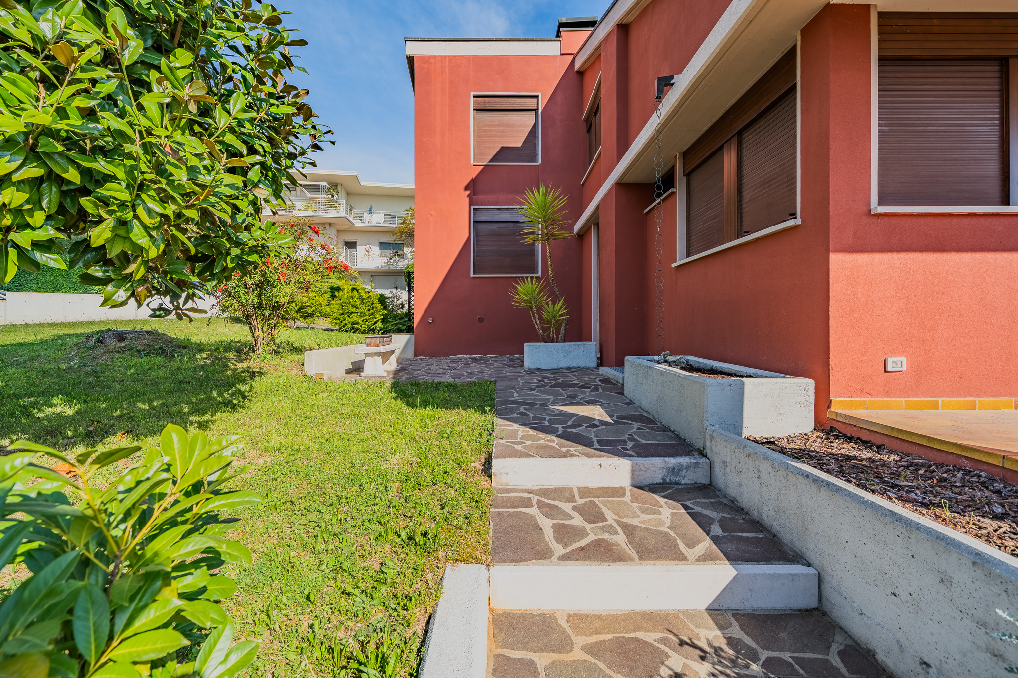Das Hügelprivileg: Moderne Villa mit Dependance in Monticella