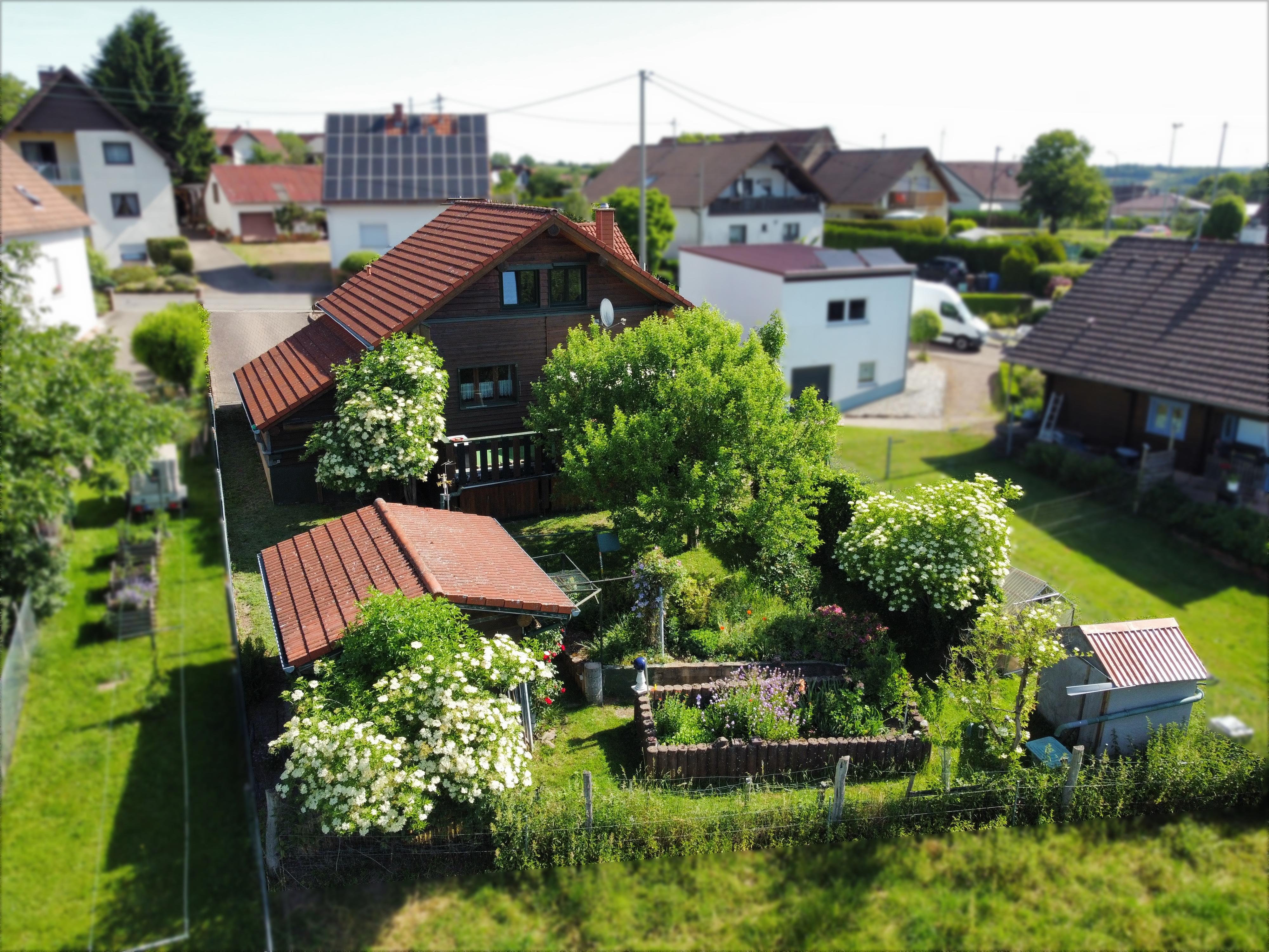 Kanadisches Naturstamm-Blockhaus mit  idyllischem Garten!