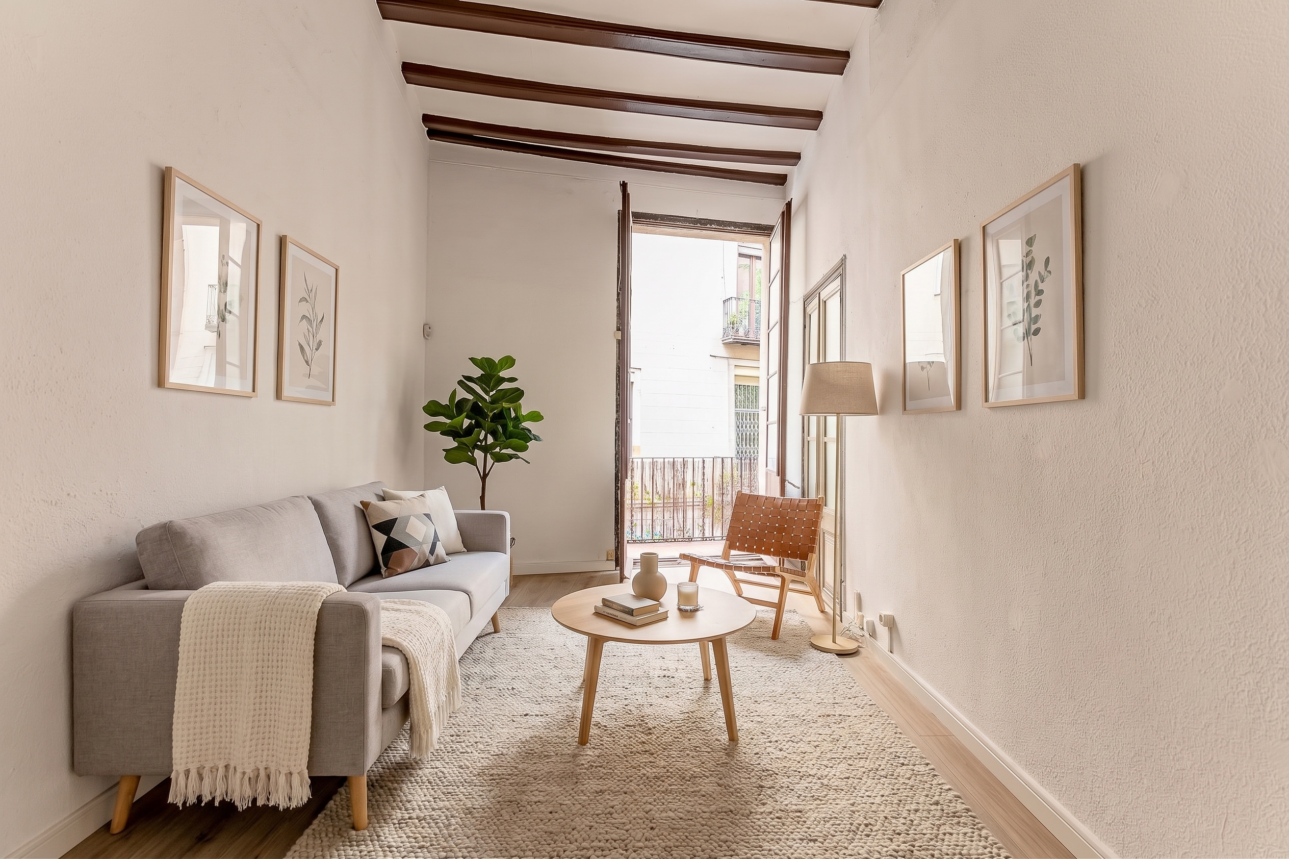An incredible, ample flat with high ceilings outstanding potential in Sant Pere [AI-modified]