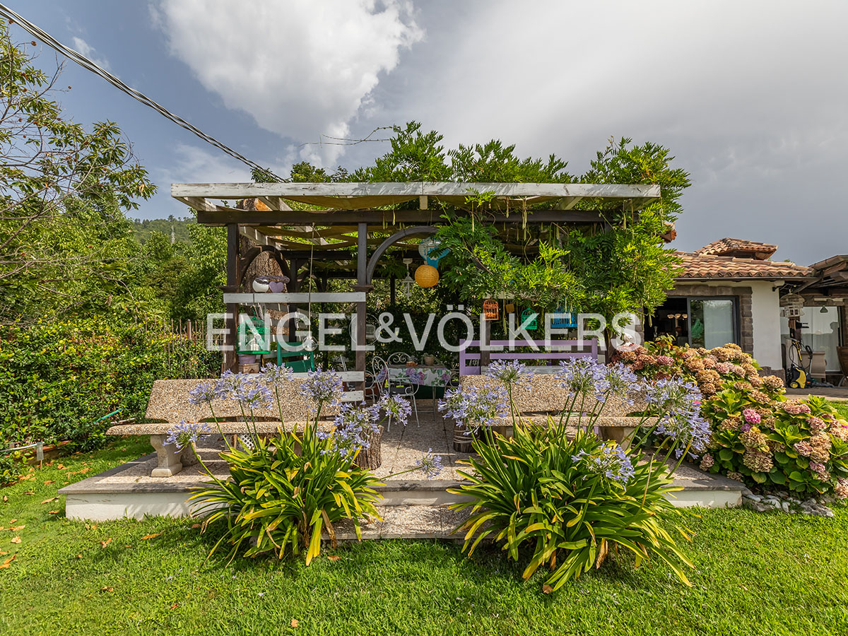 Prestigious Panoramic Villa with Private Lawn in Velletri