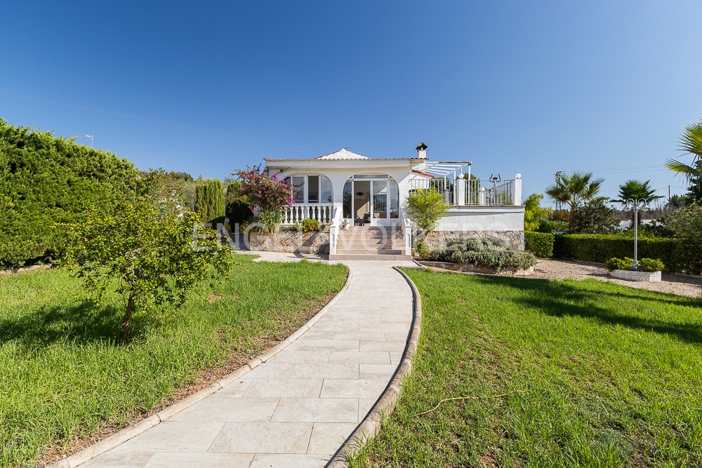 Long-term rental chalet with pool and views in Turís