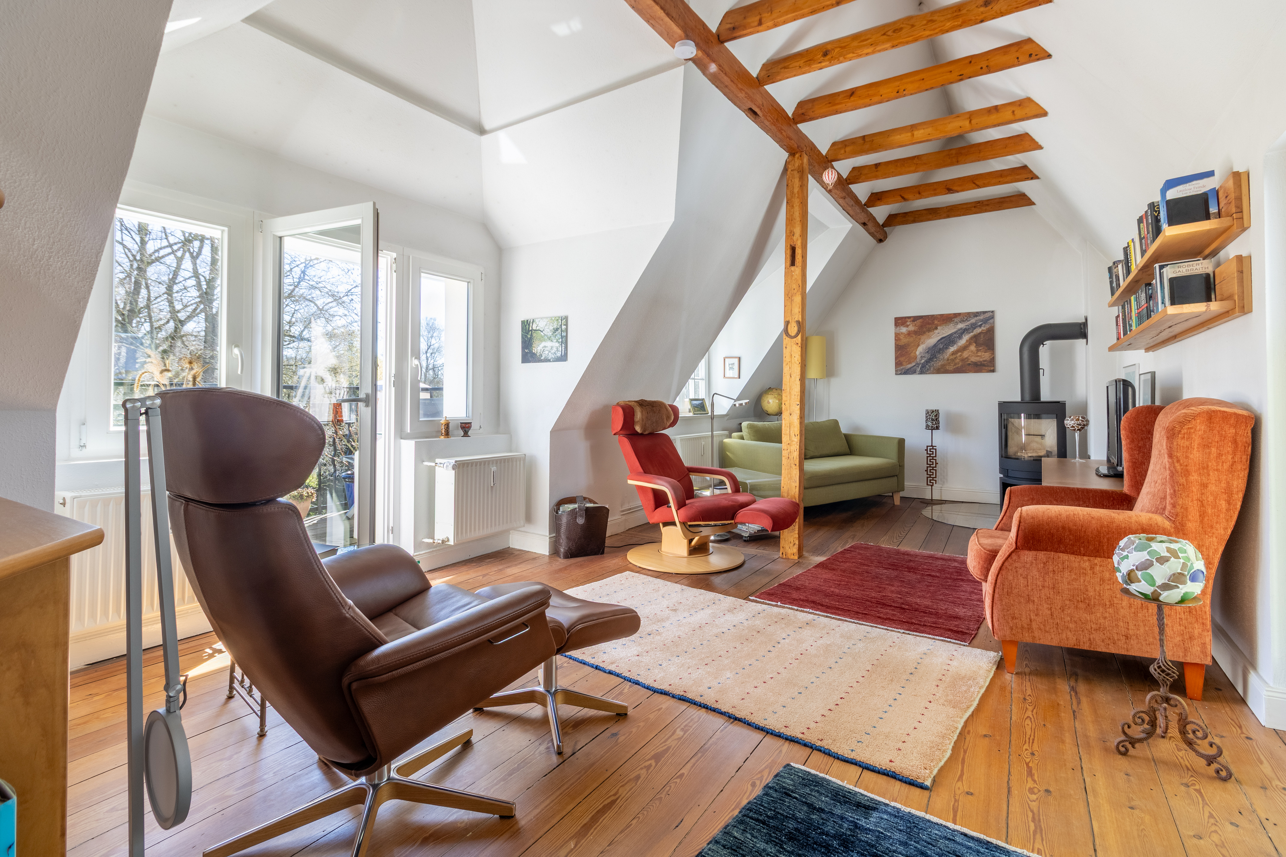 Wohnen über dem Stadtpark: Dachterrasse, Kamin & Altbaucharme