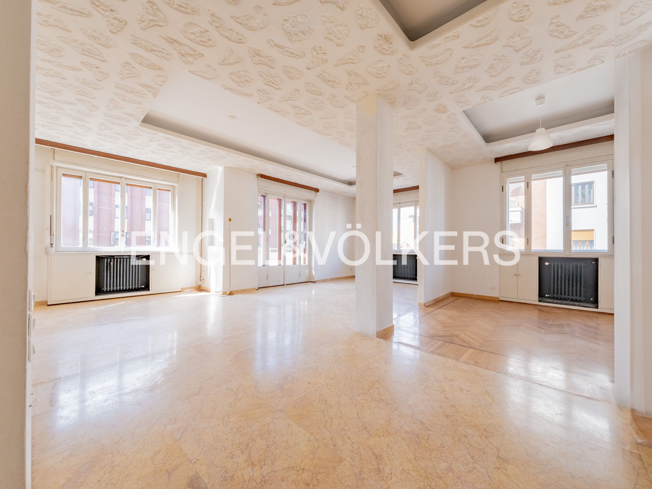 Elegant property in a period building in viale Regina Giovanna