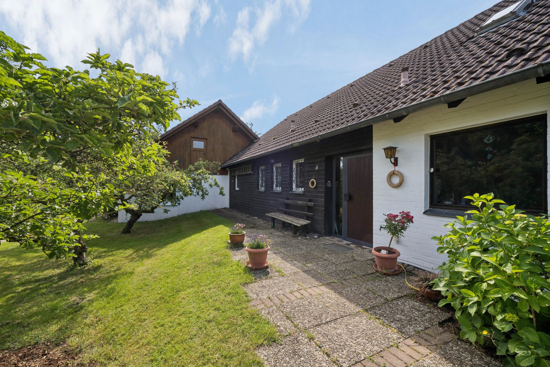 Einfamilienhaus und Bungalow auf einem Areal - Inklusive Option auf separates Baugrundstück