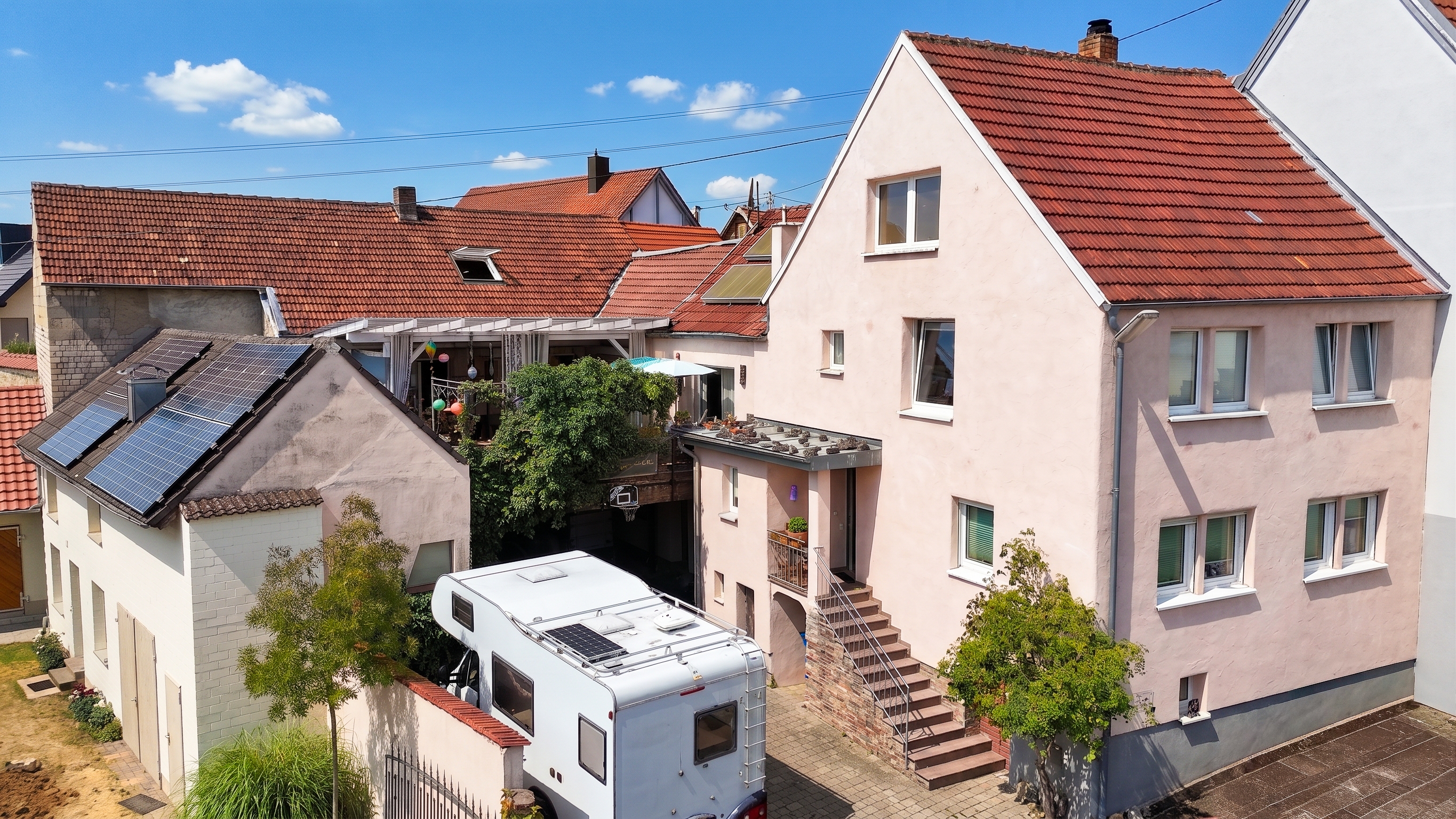 Vielseitiges Wohnanwesen mit zwei Wohneinheiten, Studio, Werkstatt und großzügigen Nebenflächen