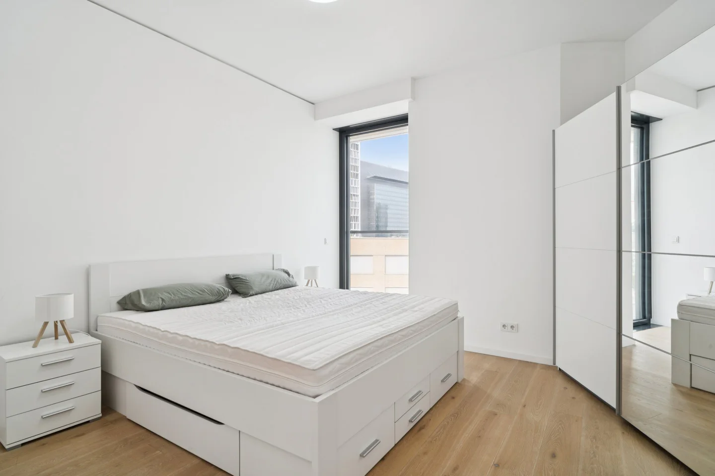 Exklusive möblierte Vier-Zimmer-Wohnung im Frankfurter Europaviertel mit Skylineblick - Photo 3