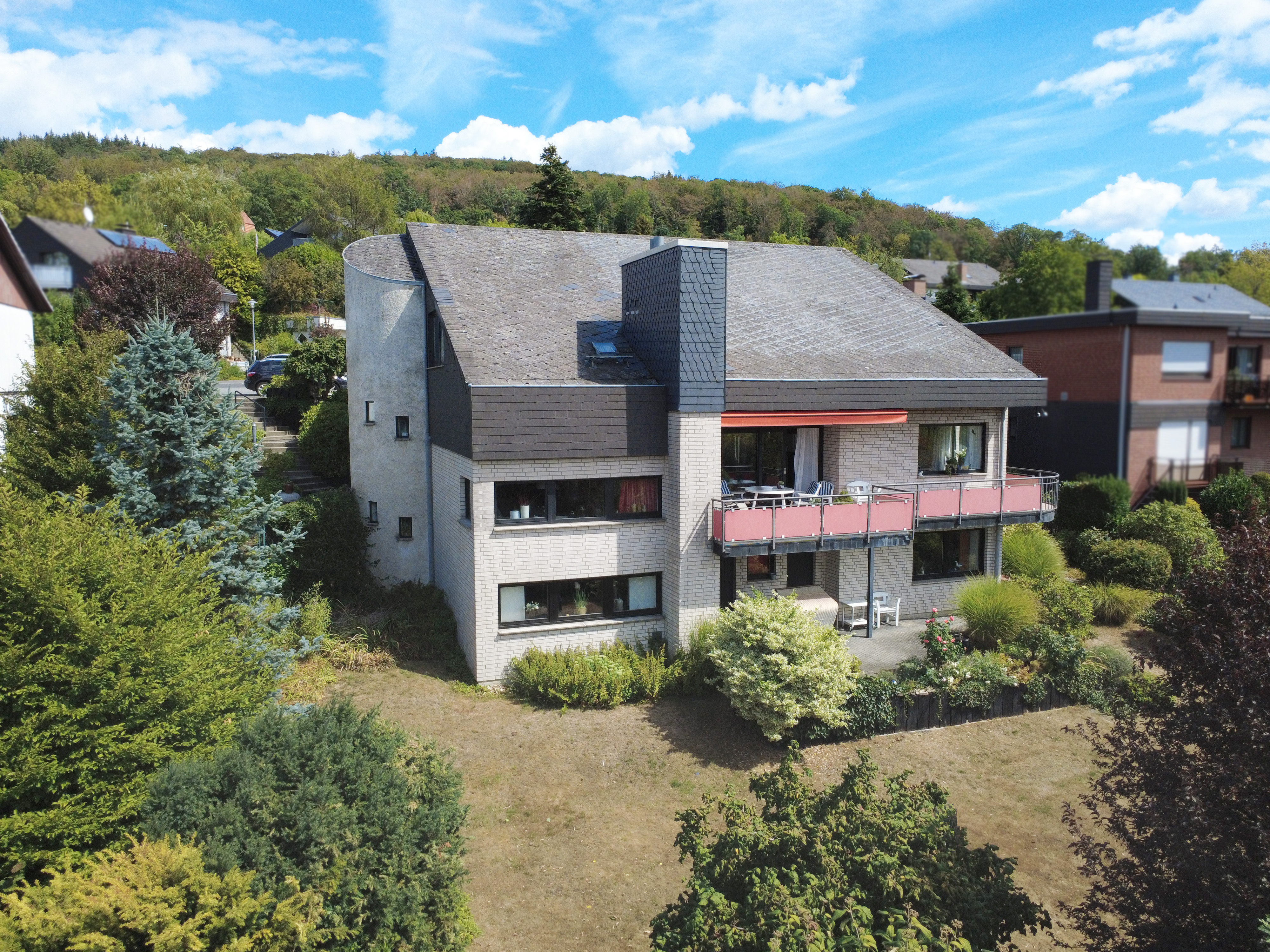 Großzügiges Wohnen mit Weitblick: Einfamilienhaus mit Einliegerwohnung in Traumlage
