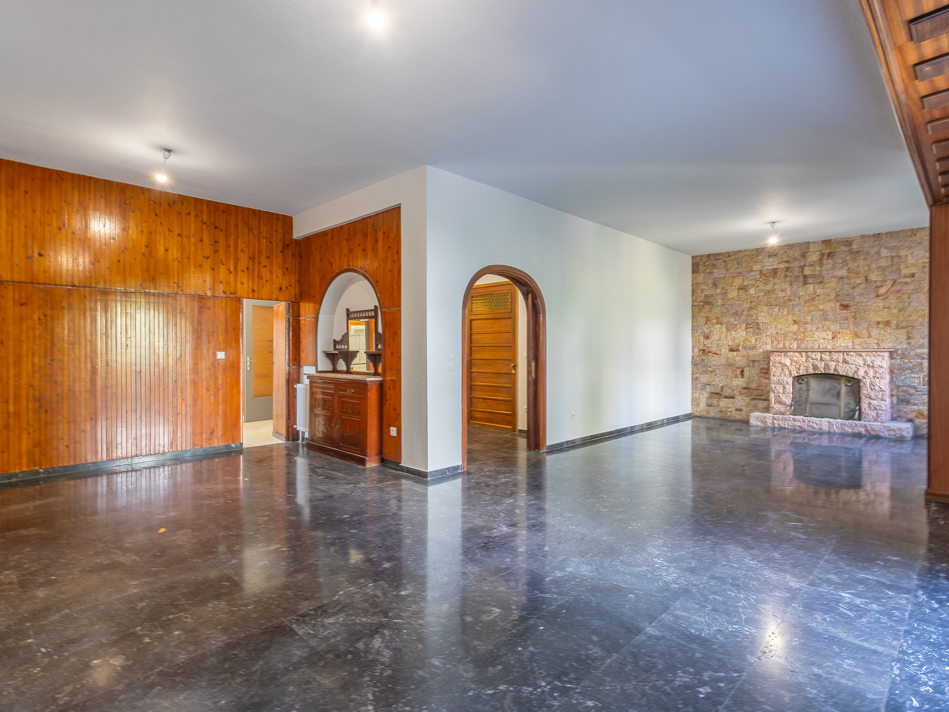 Floor apartment with distinctive architecture in Papagos