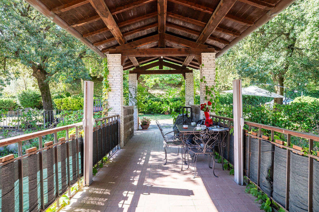 Teil eines Steinhauses mit Garten und privatem Zugang