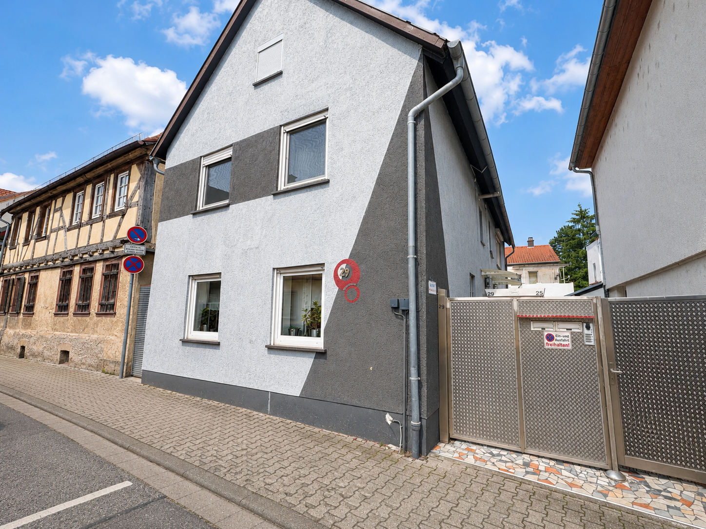 Zwei Wohneinheiten mit Garten, Pool und vielseitigen Möglichkeiten