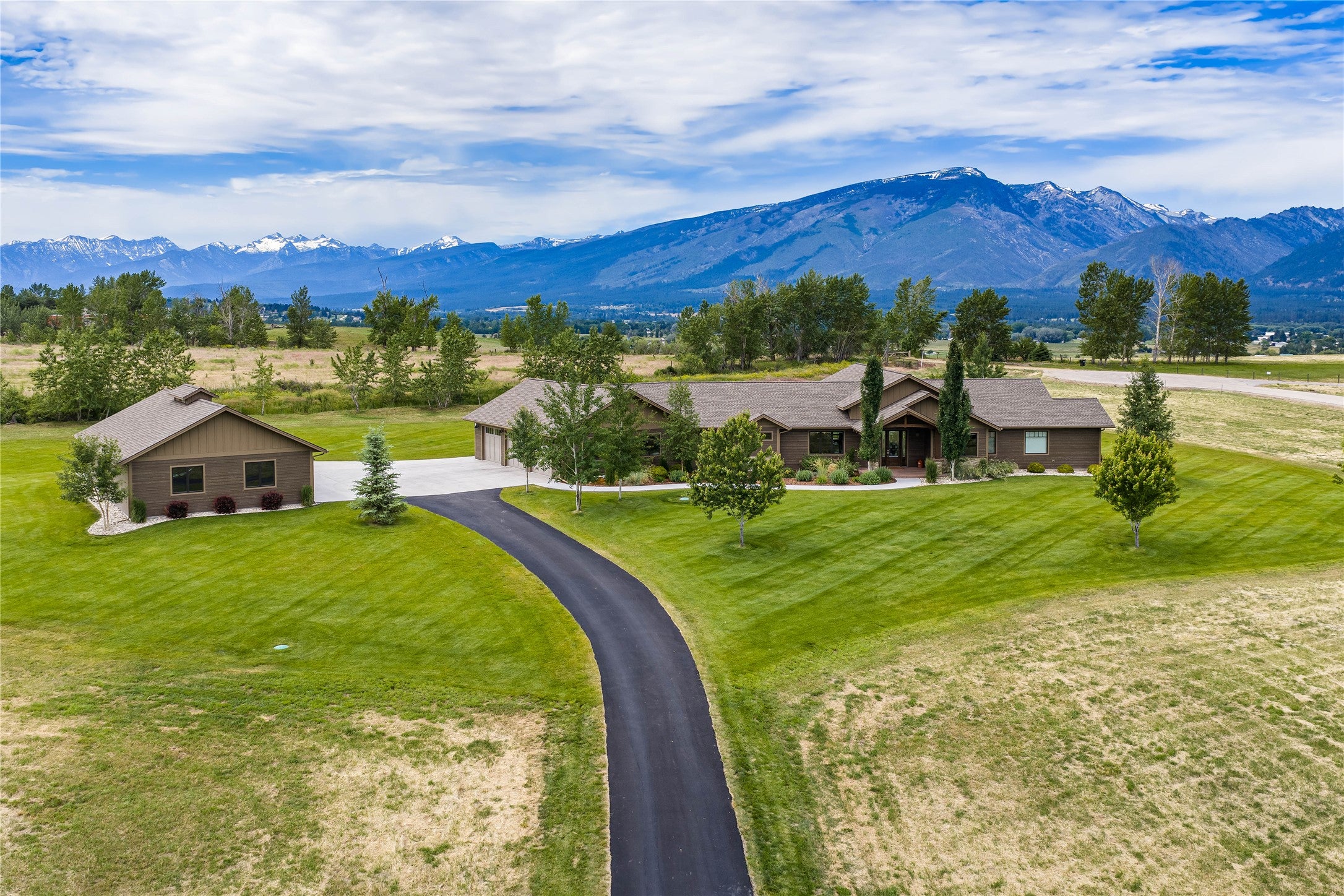 Luxury Finishes & Breathtaking Scenery
