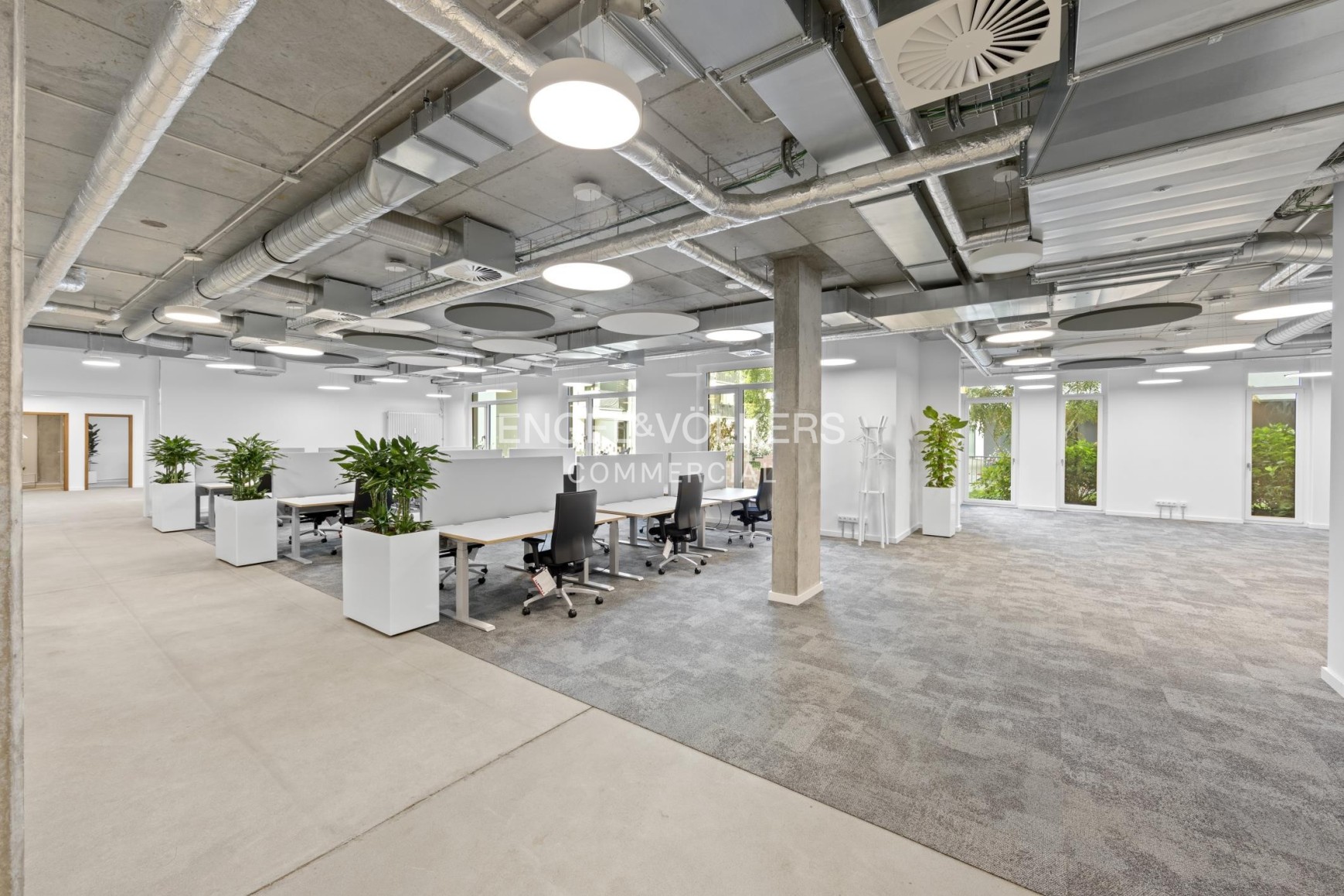 Open-Space-Büro mit eigener Terrasse