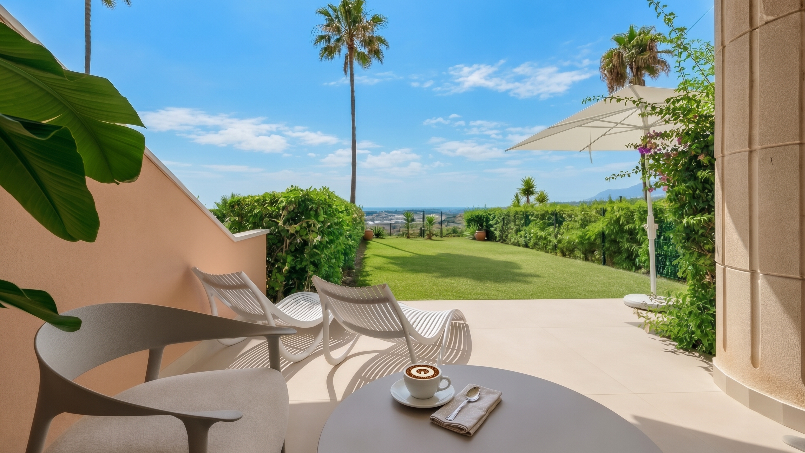Elegante Gartenwohnung mit Meerblick in Nueva Andalucía