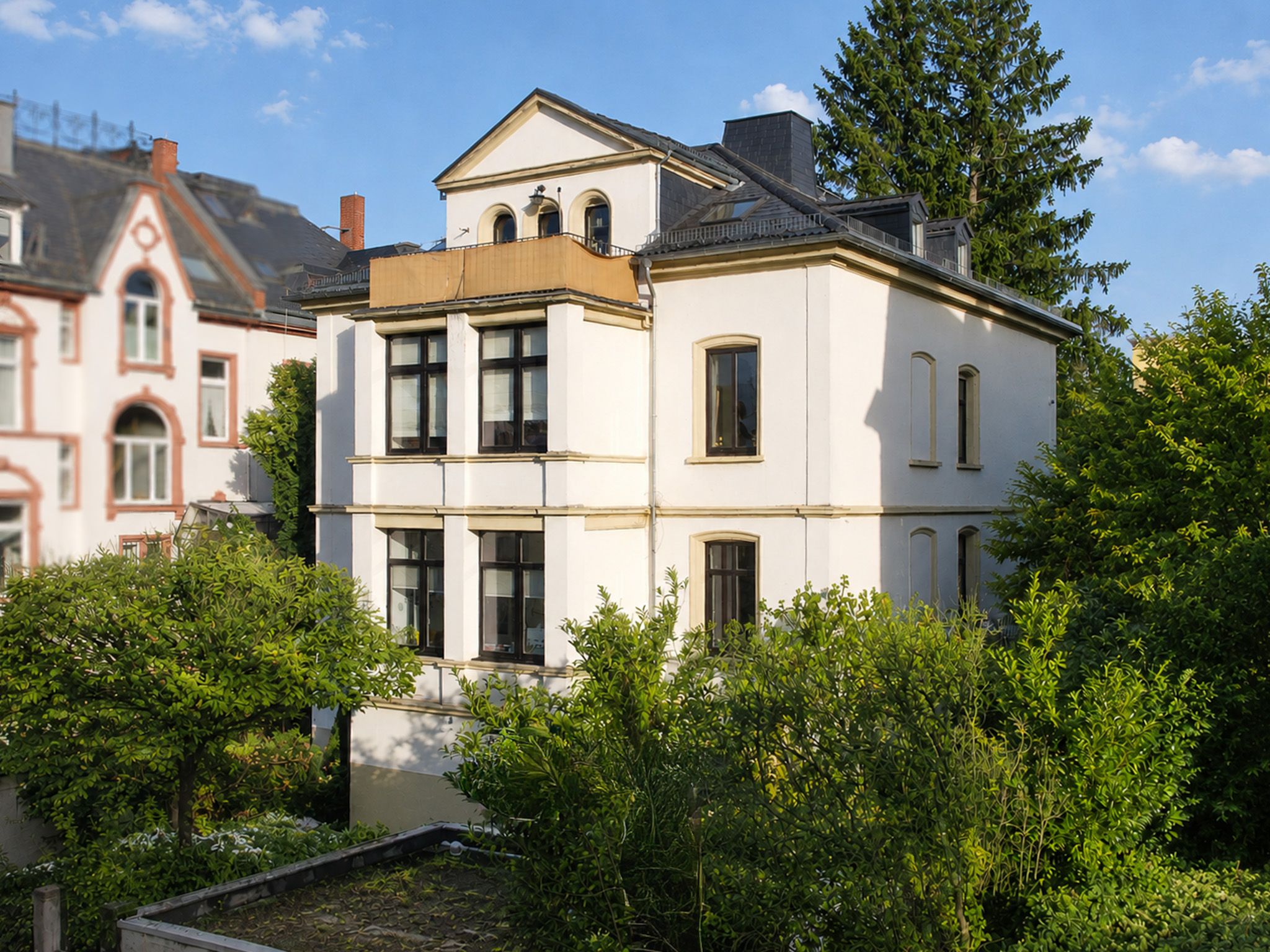 Stilvolle Altbauwohnung in denkmalgeschützter Jugendstilvilla mit Balkon und Wintergarten